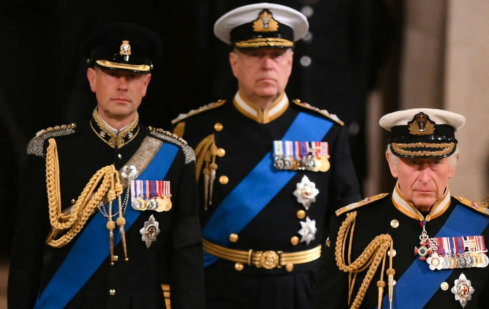 Der in Ungnade gefallene zweitälteste Sohn der Queen darf normalerweise keine Uniformen mehr tragen. Auch beim Staatsbegräbnis am Montag darf er nicht in Uniform erscheinen.