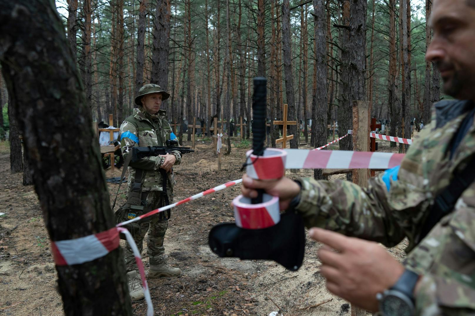 Nach dem russischen Rückzug aus der ukrainischen Stadt Isjum wurden erneut Massengräber entdeckt.