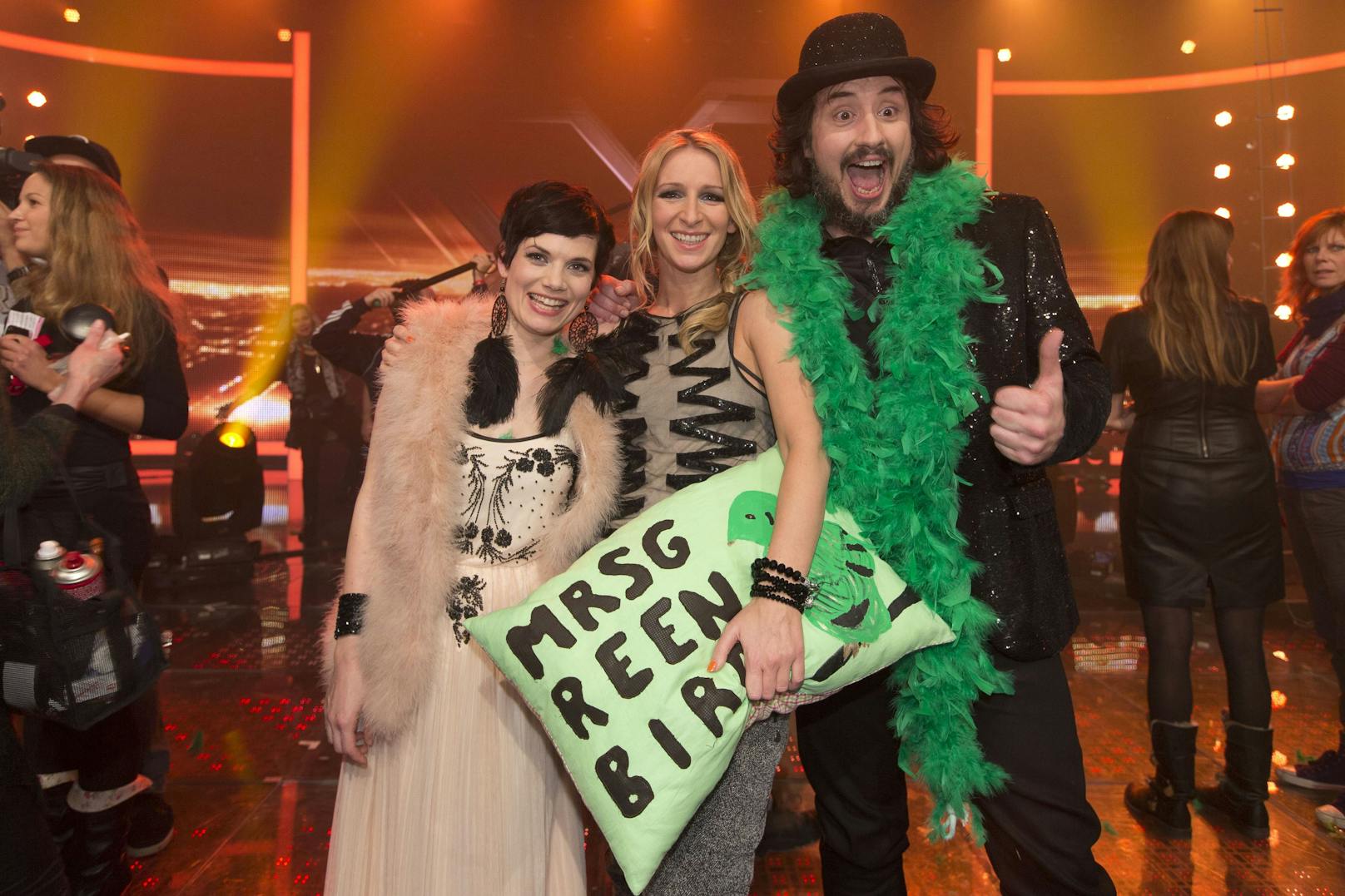 2012 haben Sarah und ihr Mann Steffen alias "<strong>Mrs. Greenbird</strong>" das Finale der dritten Staffel der Castingshow "X Factor" gewonnen (im Bild mit Sandra Nasic)