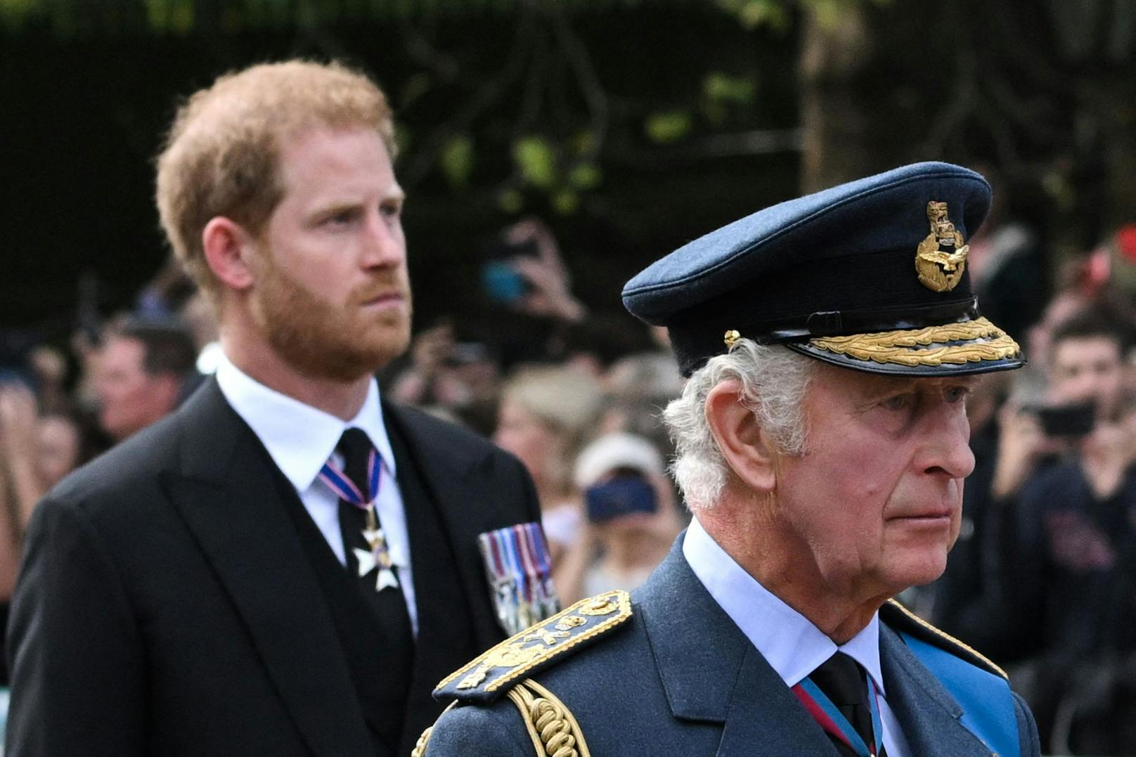 Prinz Harry und King Charles ist die Trauer ins Gesicht geschrieben.