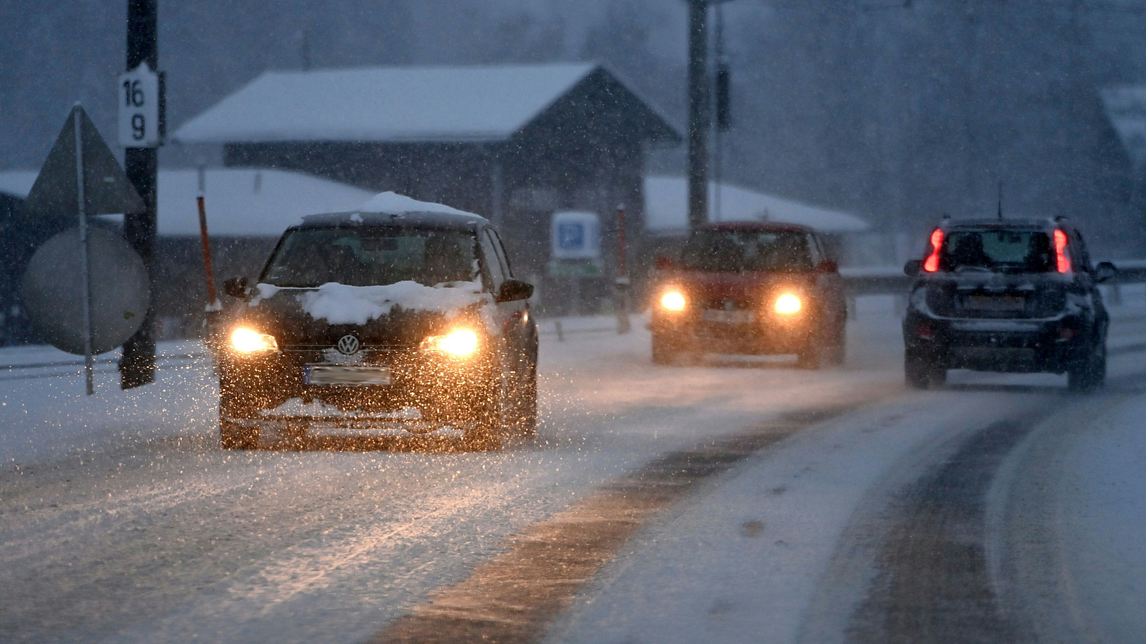 In höher gelegenen Orten ist am Wochenende Schneefall möglich.