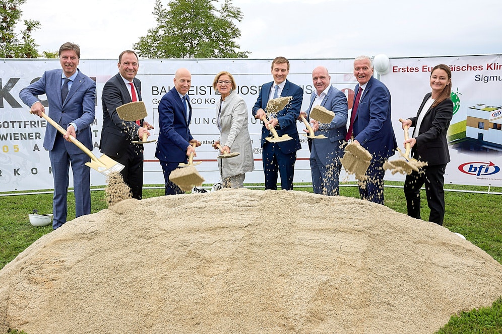 Zahlreiche Politiker und Funktionäre waren vor Ort, darunter Arbeitsminister Kocher, Landeshauptfrau Mikl-Leitner, AMS NÖ-Chef Hergovich, AK NÖ-Chef Wieser und SPNÖ-Vorsitzender Schnabl.