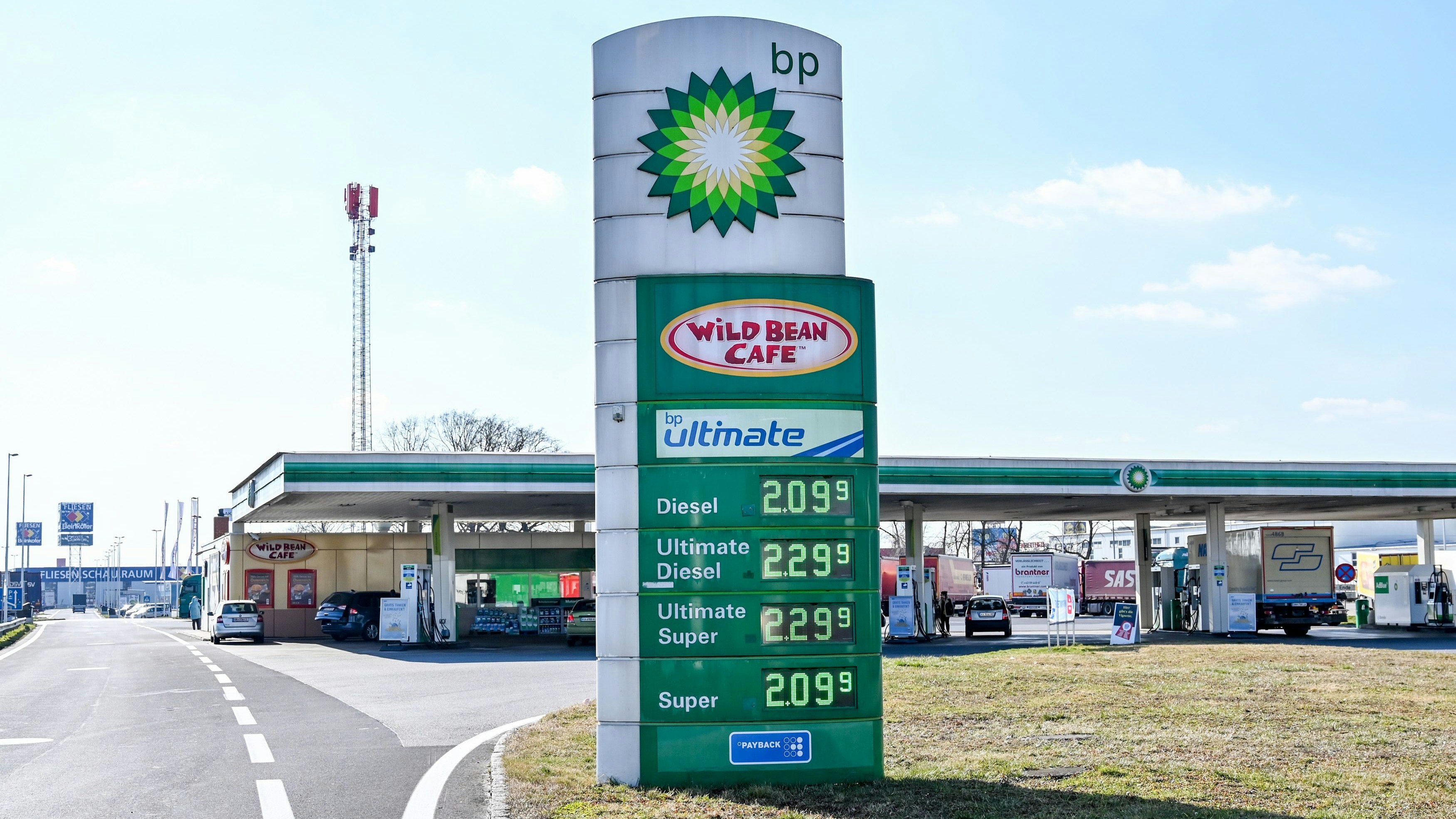 Die Spritpreise liegen über zwei Euro.