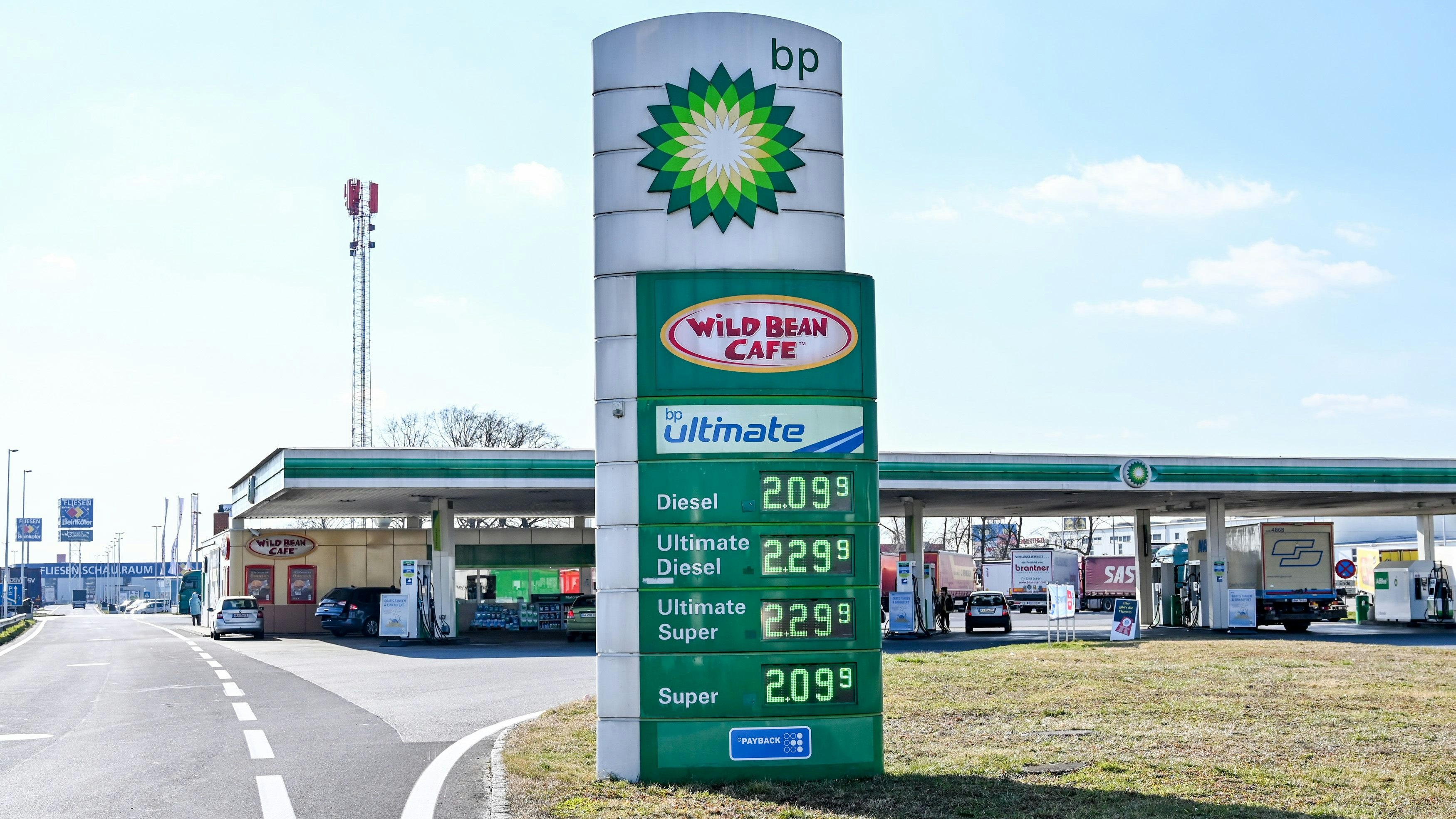 Die Spritpreise liegen über zwei Euro.