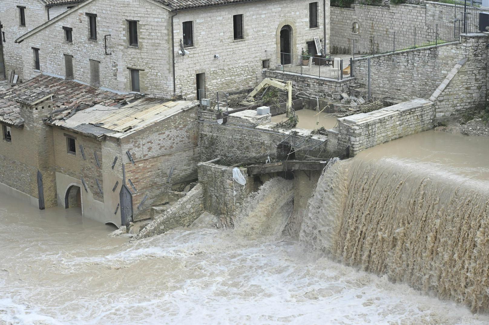 Bei nächtlichen Sturzfluten in Italien sind mindestens zehn Menschen ums Leben gekommen, weitere werden noch vermisst.