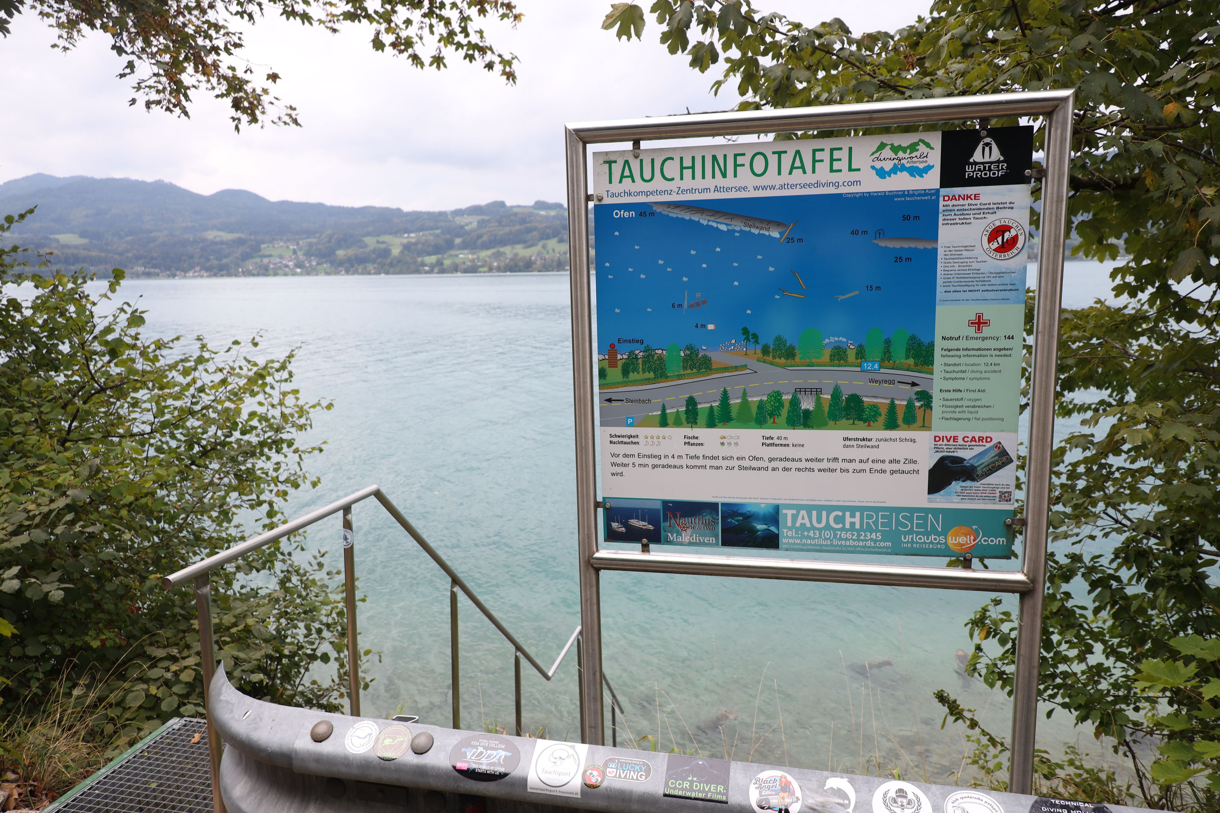 Am Taucheinstieg "Ofen" geht es zuerst 10 Meter relativ seicht ins Wasser, bevor eine Wand in etwa 90 Meter Tiefe ragt.