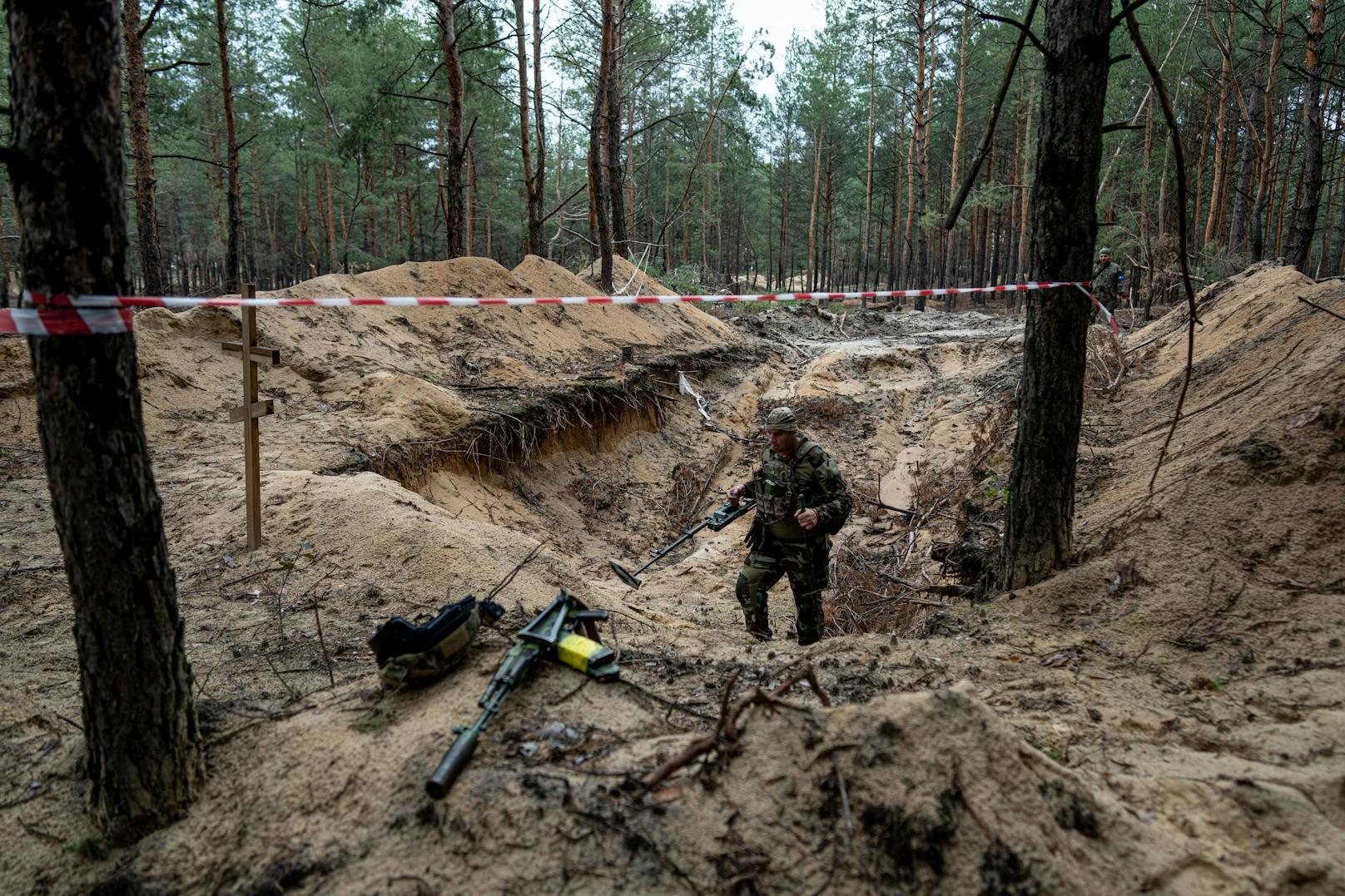 Die Russen hatten das Gebiet am Samstag ukrainischen Angaben zufolge nach einer Gegenoffensive der ukrainischen Kräfte fluchtartig verlassen.