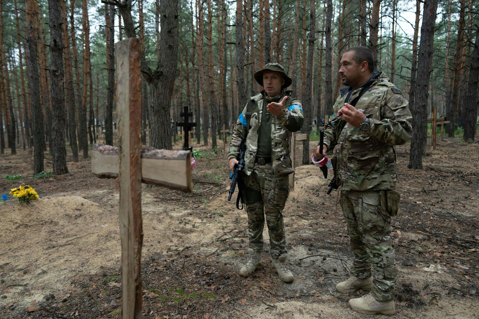 In den Massengräbern wurden die Leichen von Soldaten und Zivilisten entdeckt.