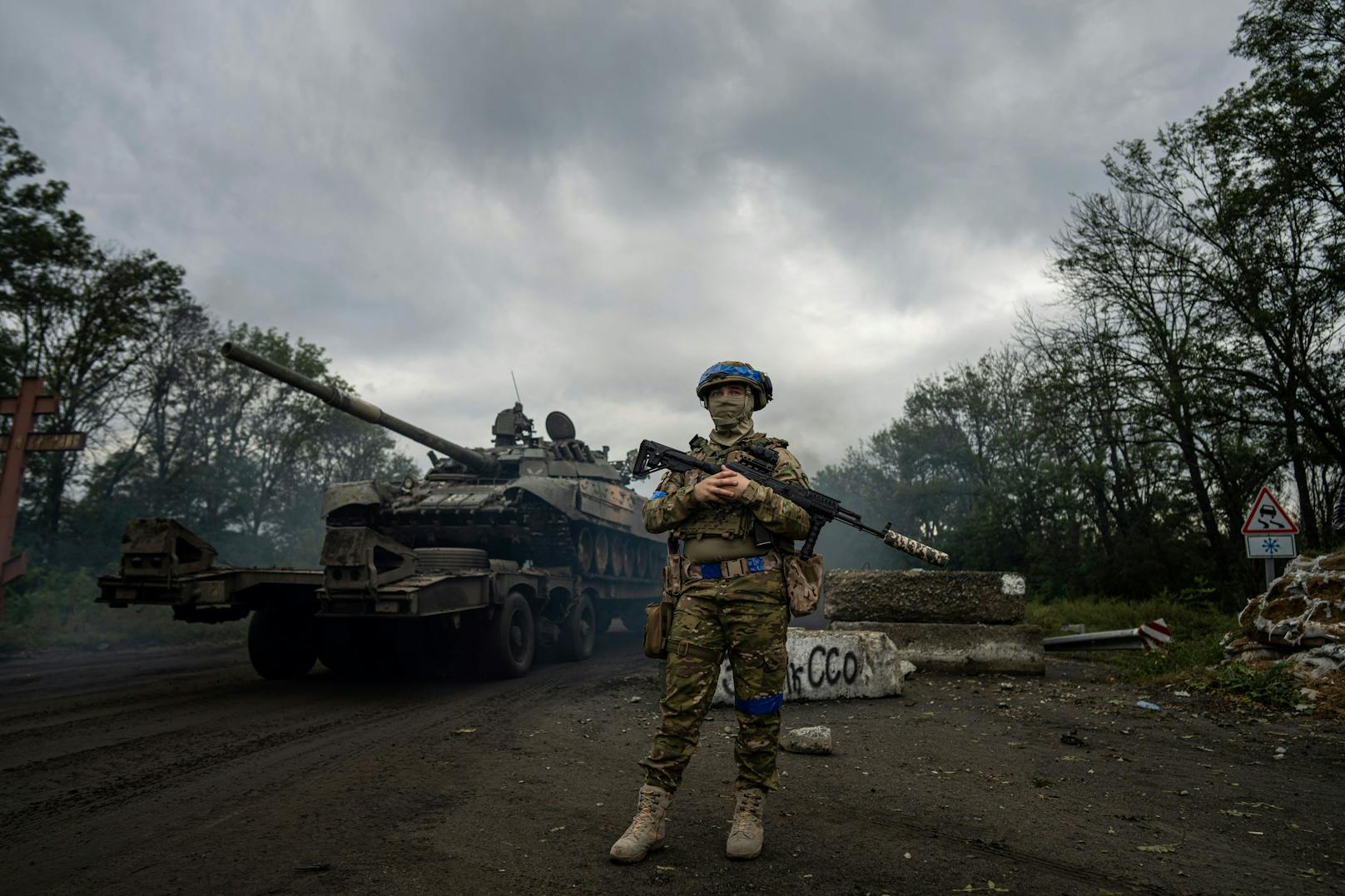 Ein ukrainischer Soldat zeigt Präsenz.