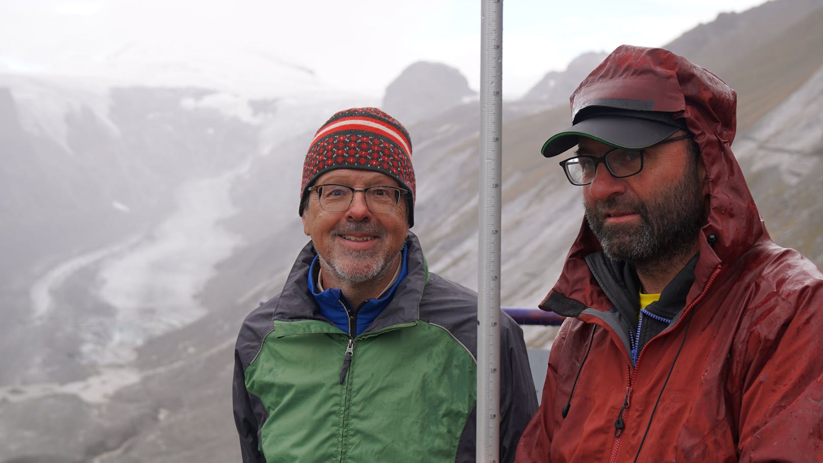 <strong>Gerhard Lieb</strong> und <strong>Andreas Kellerer-Pirklbauer</strong> von der Universität Graz leiten die ÖAV-Gletschermessungen.&nbsp;Die Pasterze am Großglockner verlor 2020/2021 42,7 Meter an Länge.