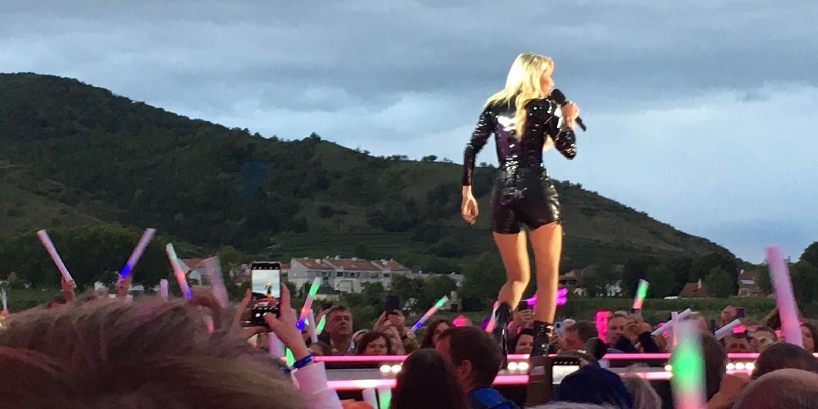 Den Po des Schlagerstars ziert ein "M" aus Strasssteinen.