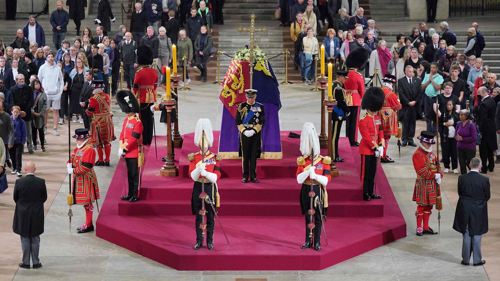 Der neue britische König Charles III. und seine Geschwister halten Totenwache am Sarg ihrer Mutter.
