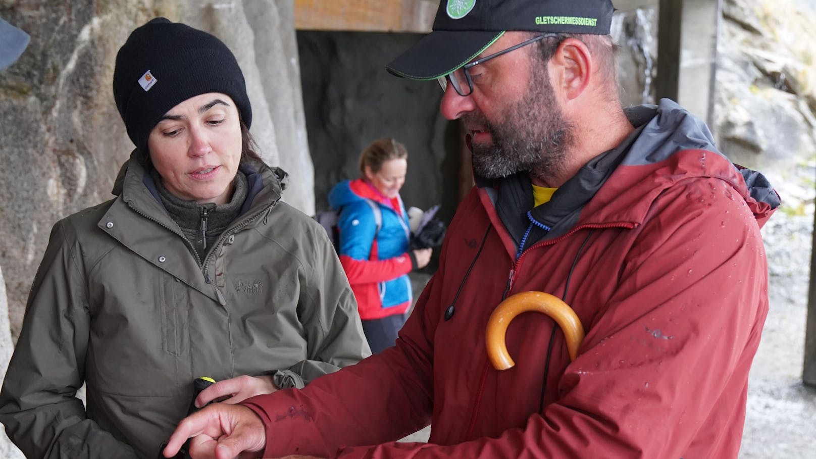 <em>"Heute"</em>-Klima-Redakteurin <strong>Lydia Matzka-Saboi</strong> im Gespräch mit <strong>Andreas Kellerer-Pirklbauer</strong>, dem Leiter des Gletschermessdienstes des Österreichischen Alpenvereins.