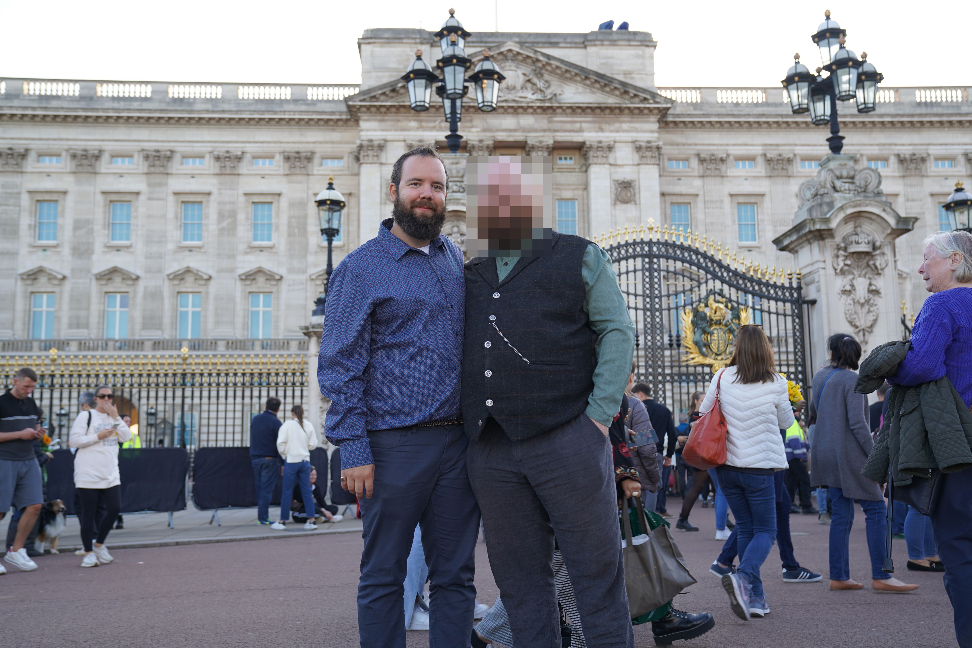 Jonas (31) aus Luzern (CH) und sein Schulfreund gaben sich ein Versprechen und setzten es nach 17 Jahren in die Realität um.