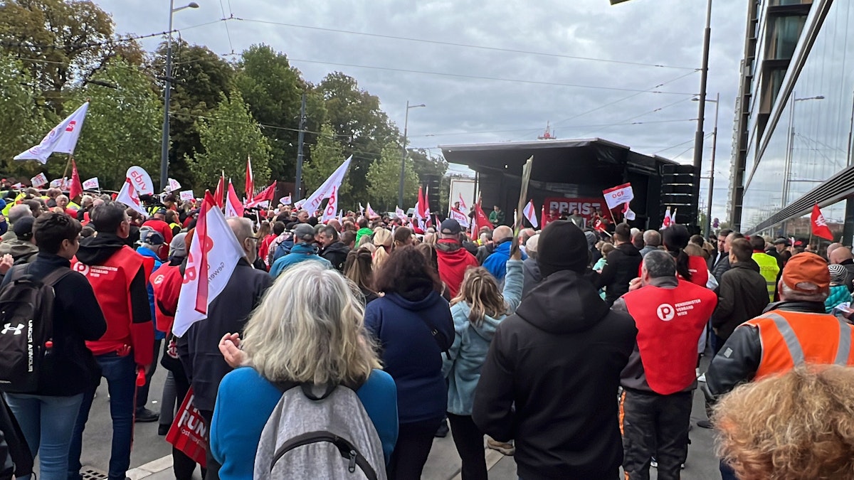 Neben "Preise runter" zählt auch der 35-Stunden-Tag zu den Forderungen der ÖGB-Demo in Wien.