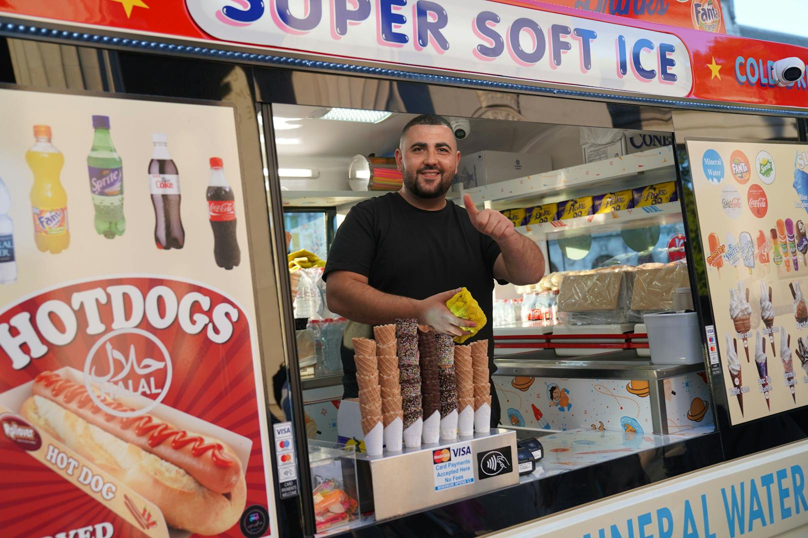Hotdog-Mann verkauft wartenden Londonern Wurst um 10 €