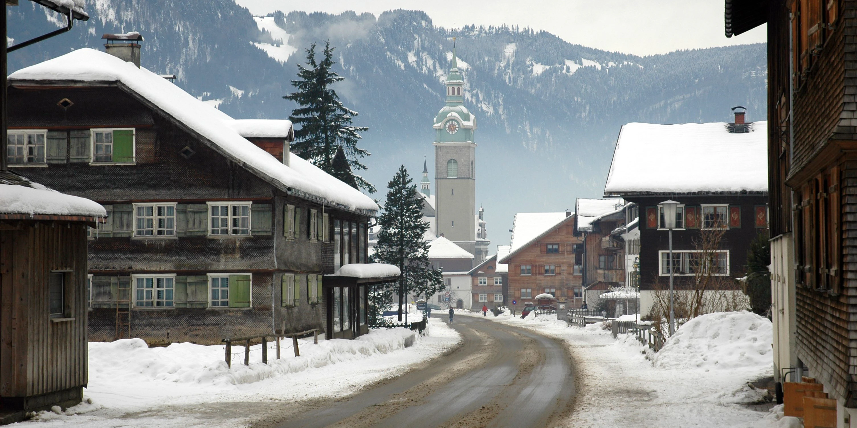 Lech und Warth sind bereits von Schnee bedeckt (Symbolbild).