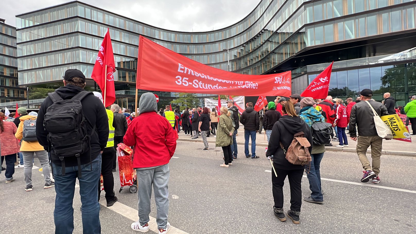 Neben "Preise runter" zählt auch der 35-Stunden-Tag zu den Forderungen der ÖGB-Demo in Wien.