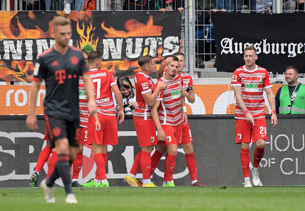 Mergim Berisha bringt Augsburg gegen die Bayern in Führung. 