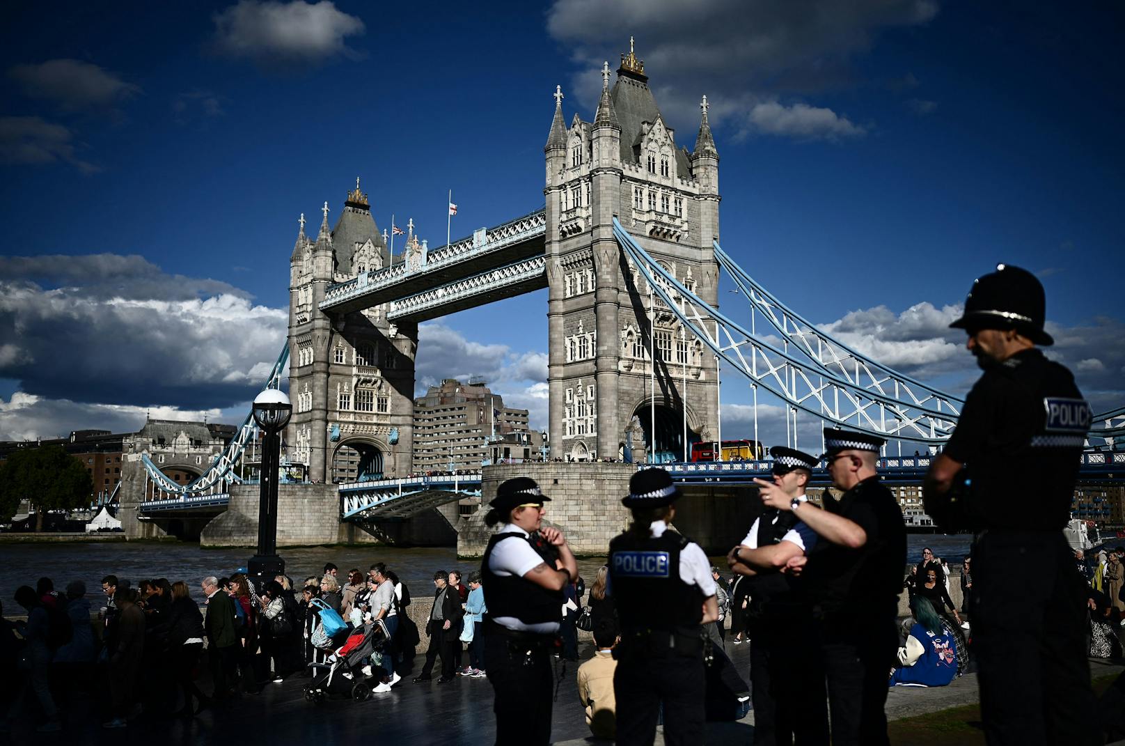 Spezialeinheit unterstützt Polizei bei Queen-Begräbnis