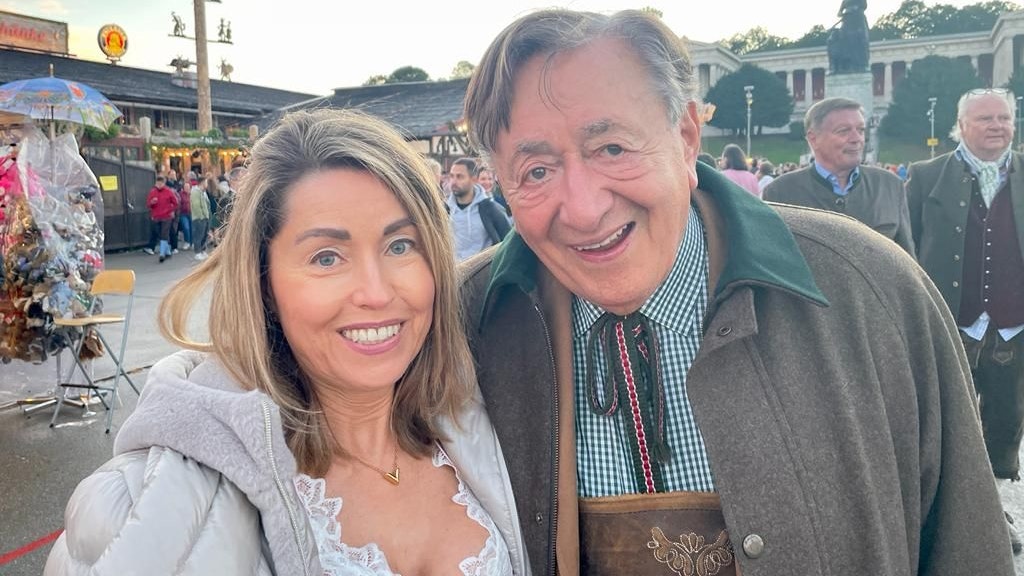 Happy End: Lugner und Goldfisch haben es schlussendlich doch ins Festgelände geschafft.