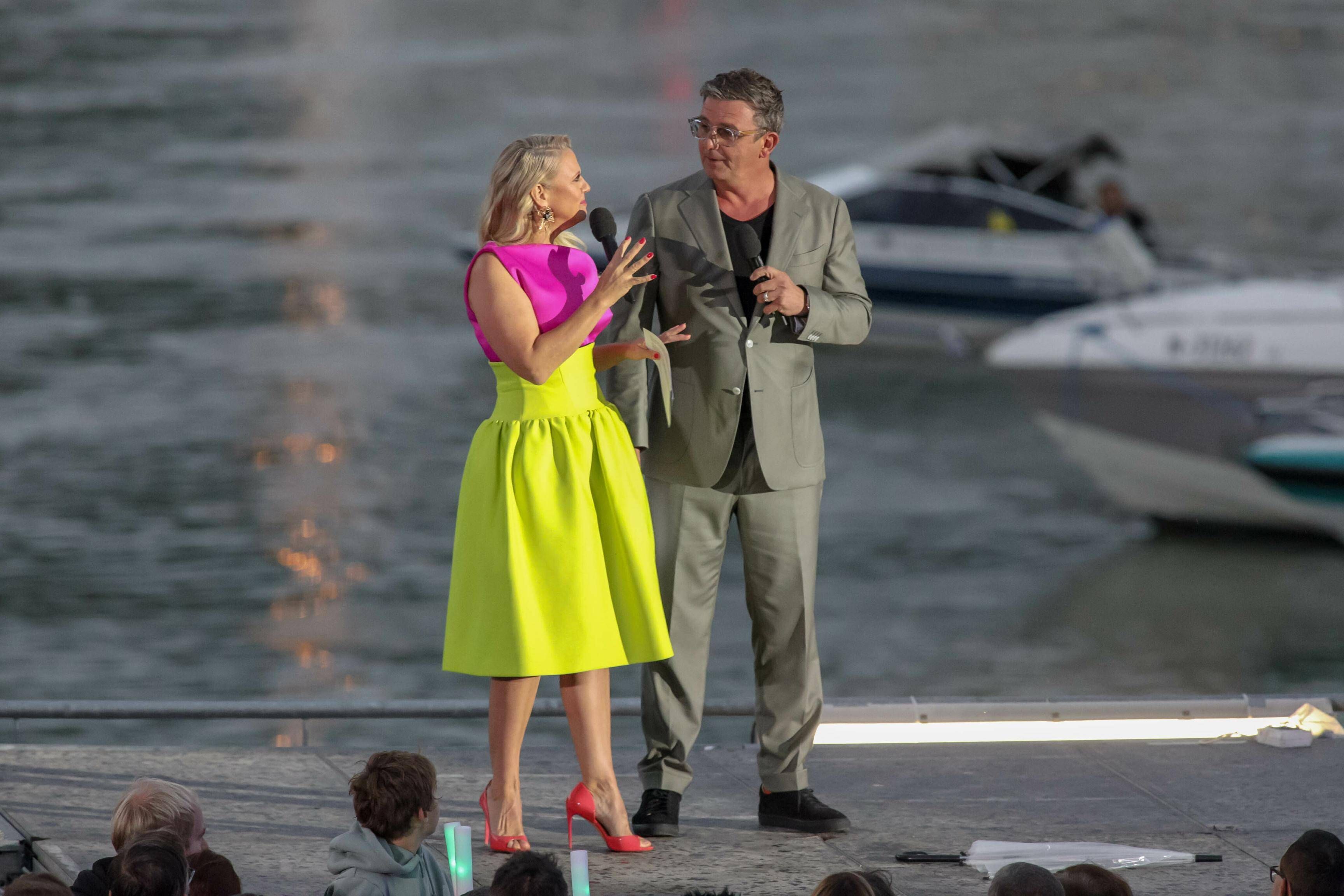 Barbara Schöneberger und Hans Sigl führen durch die Show.