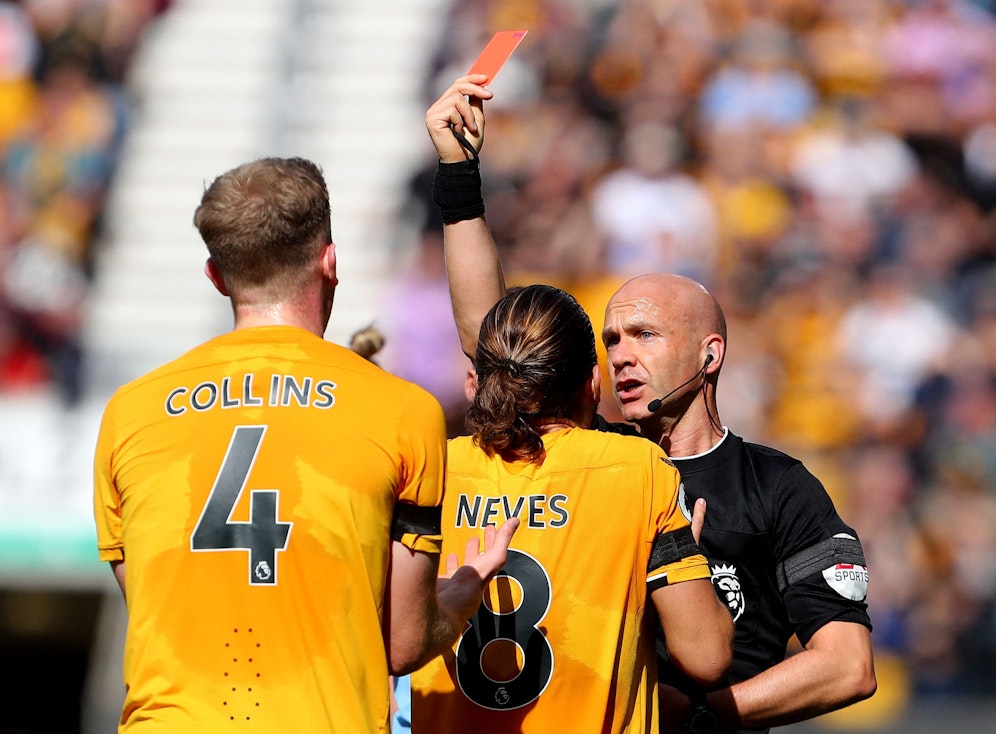 Nathan Collins sah in der 33. Minute nach einem brutalen Foul eine rote Karte. 