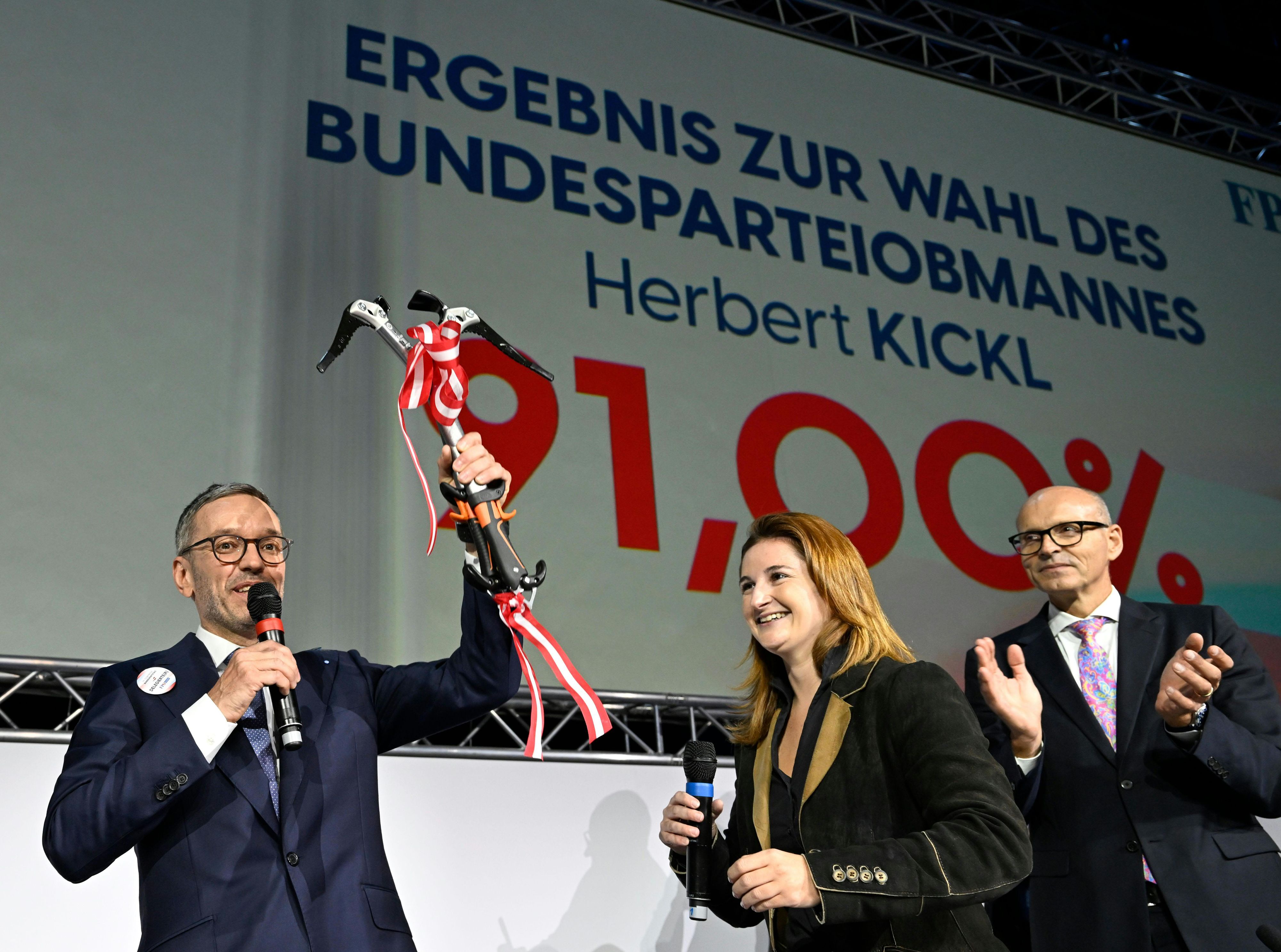 Herbert Kickl, am Samstag in St. Pölten über sein Wahlergebnis triumphierend.