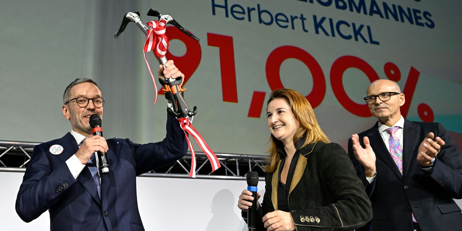 Herbert Kickl, am Samstag in St. Pölten über sein Wahlergebnis triumphierend.
