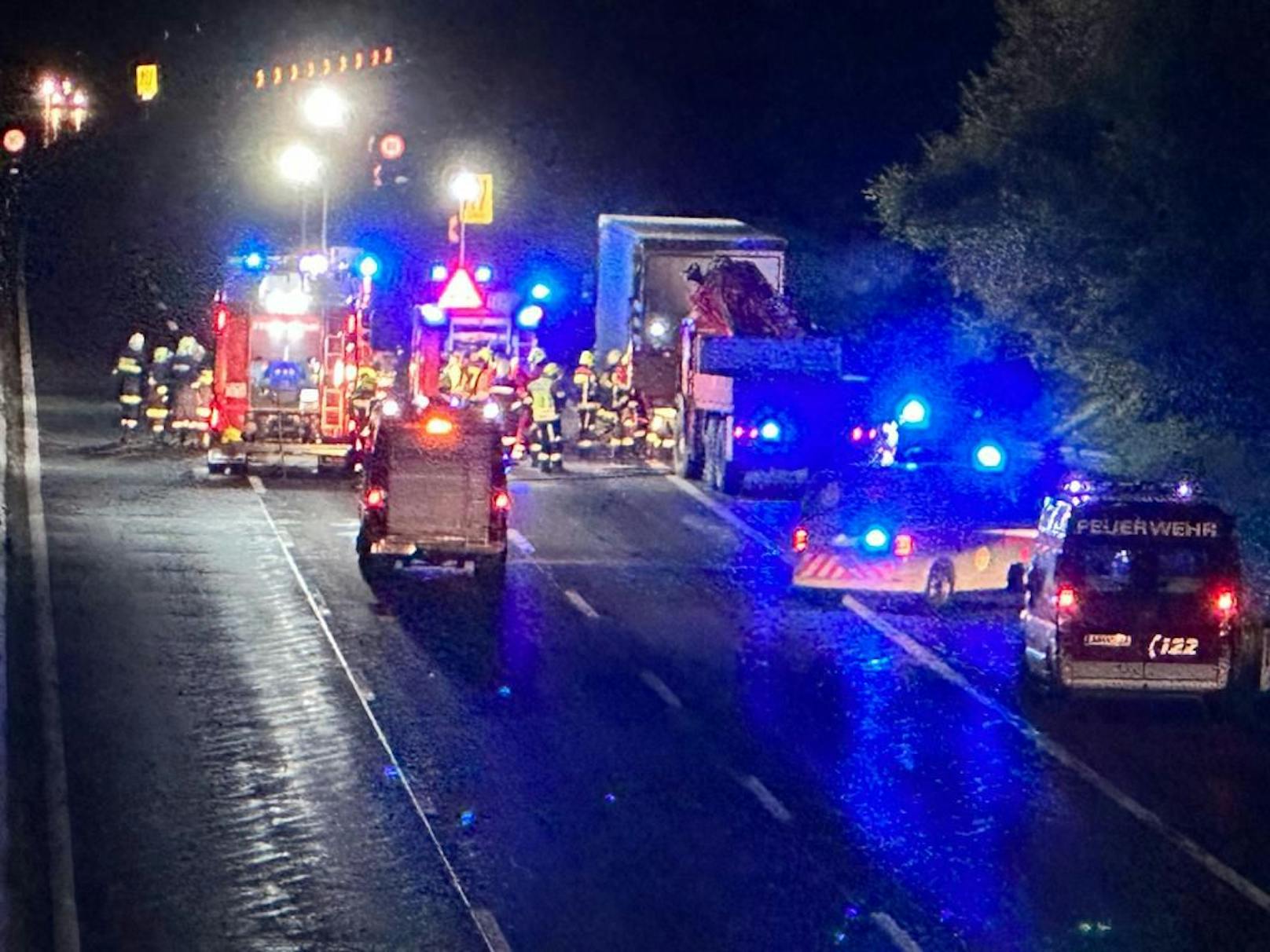Schrecklicher Unfal auf der A1 am Samstag: Ein Auto-Lenker krachte gegen einen Lkw, der Pkw ging sofort in Flammen auf - ein Toter!