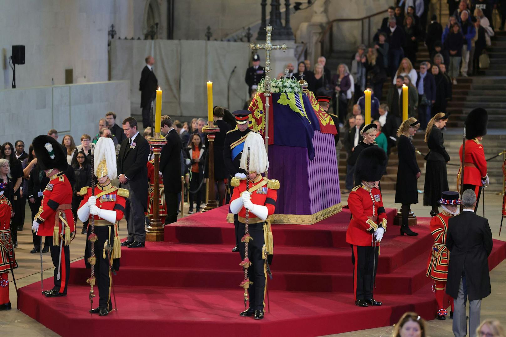 Prinz William, Prinz von Wales, Peter Phillips, James, Viscount Severn, Zara Tindall, Lady Louise Windsor und Prinzessin Beatrice von York halten am 17. September 2022 eine Mahnwache zu Ehren von Königin Elizabeth II. in der Westminster Hall ab.