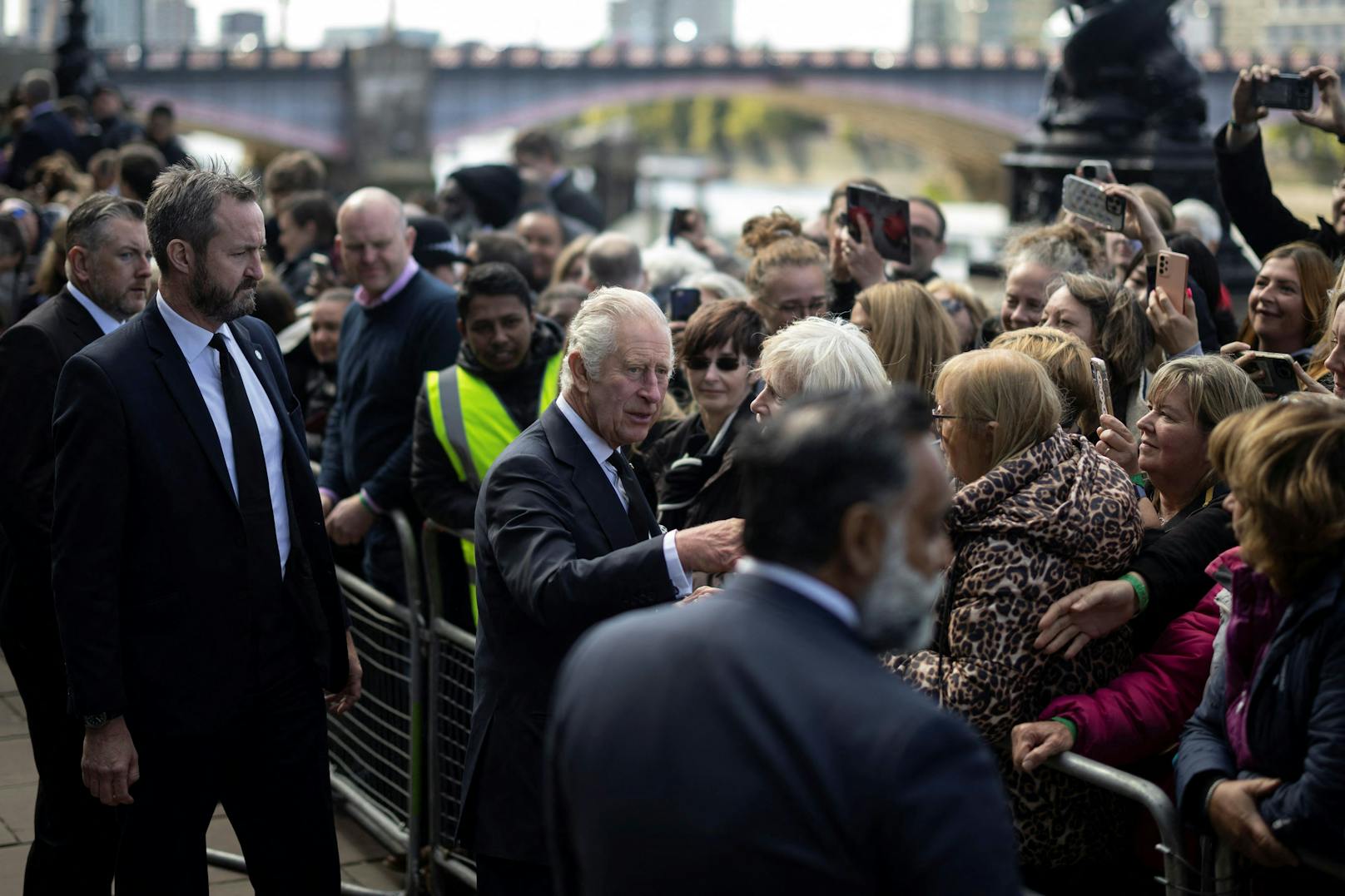 Der britische König Charles begrüßt Menschen, die Schlange stehen, um der britischen Königin Elizabeth nach ihrem Tod in London, Großbritannien, am 17. September 2022 ihren Respekt zu erweisen.