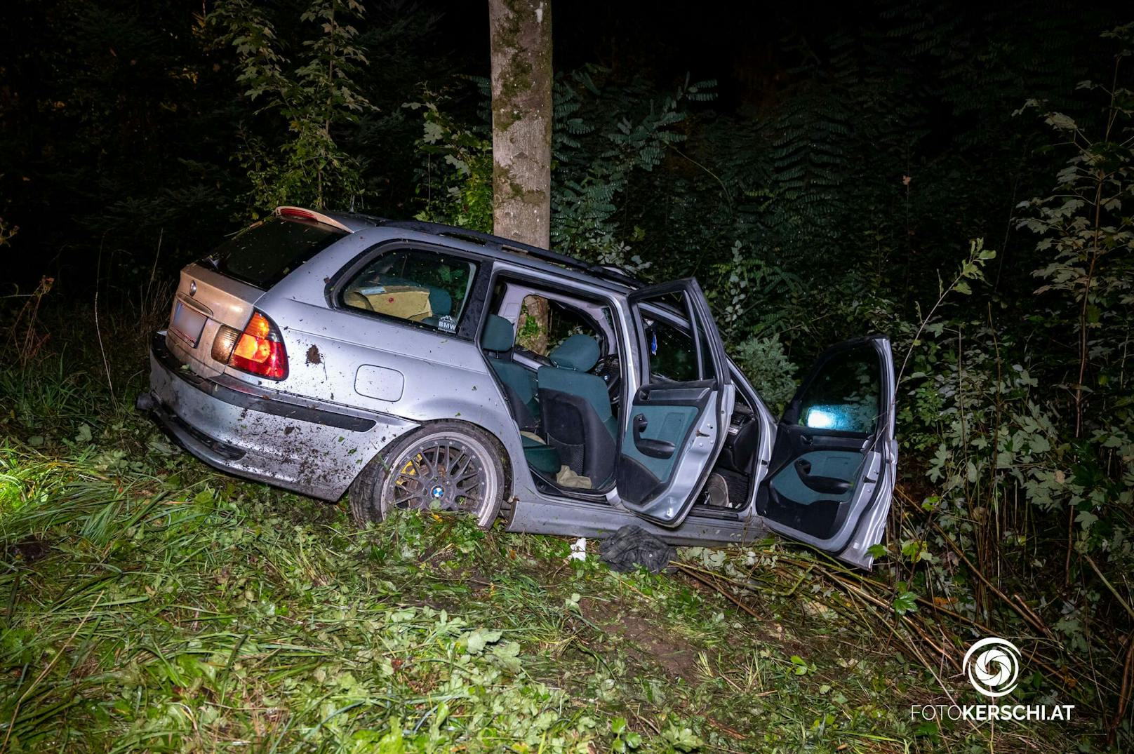 Betrunkener Autofahrer (23) schrottet seinen BMW