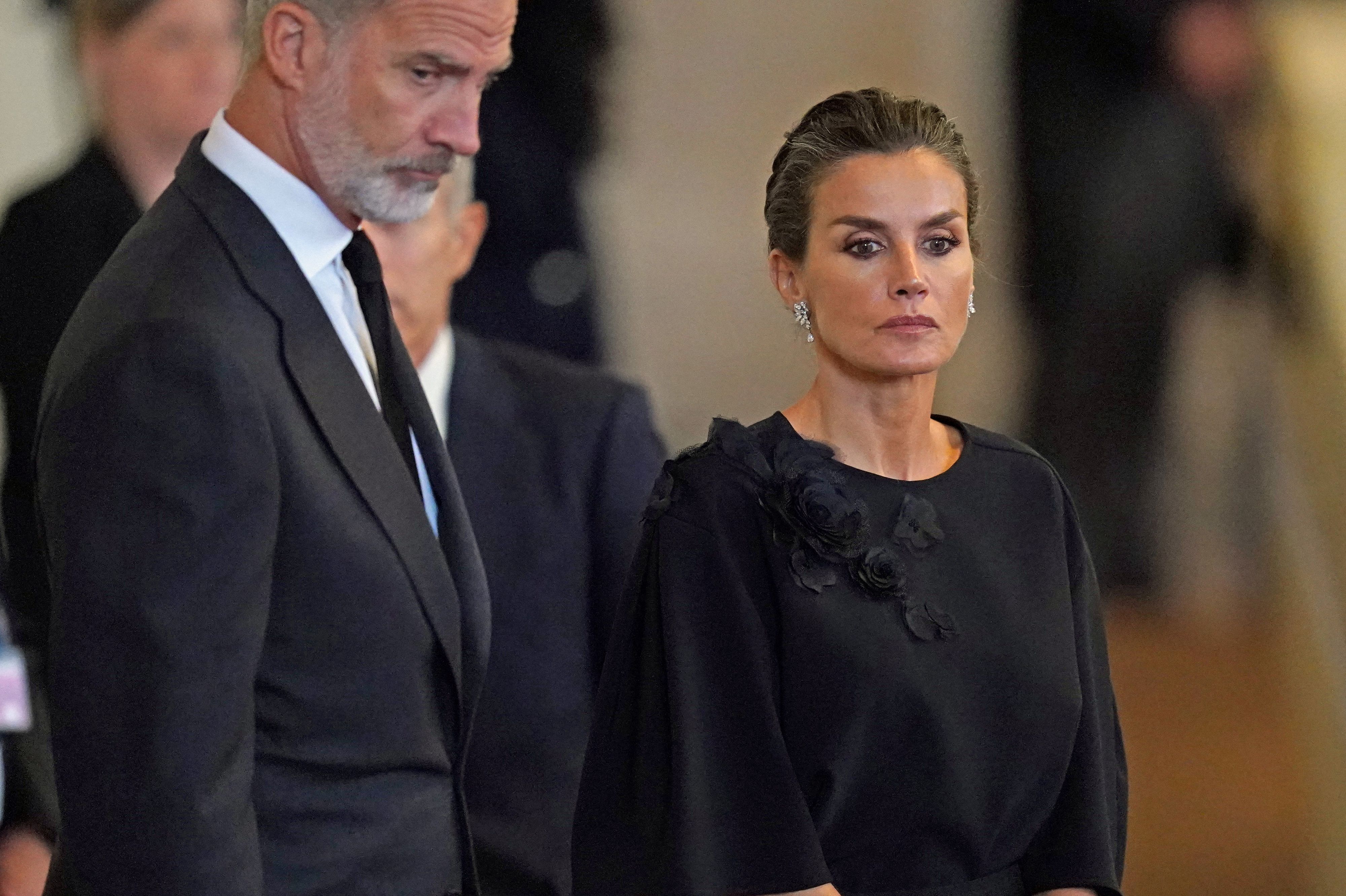 König Felipe VI. und Königin Letizia von Spanien erweisen ihren Respekt. Auch sie werden am Montag bei der Beerdigung anwesend sein.