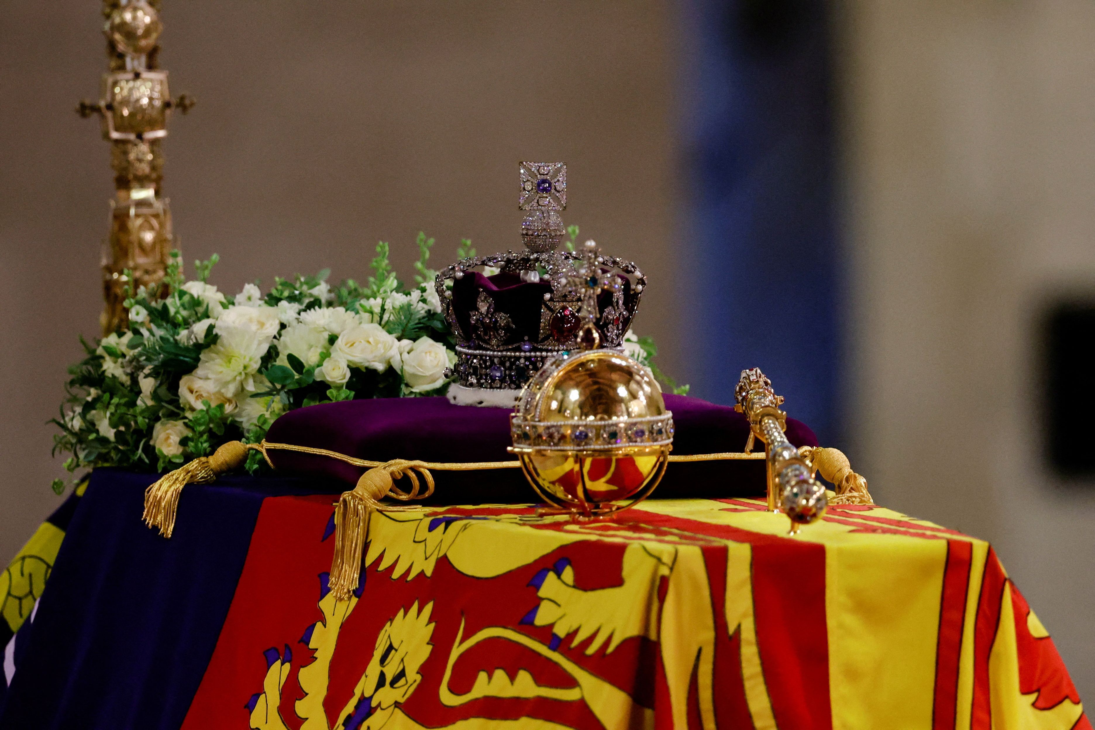Download von www.picturedesk.com am 18.09.2022 (21:19).  The coffin of Queen Elizabeth II, draped in a Royal Standard and adorned with the Imperial State Crown with the Imperial State Crown and the Sovereign's orb and sceptre, is pictured inside Westminster Hall, at the Palace of Westminster in London on September 18, 2022. - Queen Elizabeth II will lie in state in Westminster Hall inside the Palace of Westminster, until 0530 GMT on September 19, a few hours before her funeral, with huge queues expected to file past her coffin to pay their respects. (Photo by SARAH MEYSSONNIER / POOL / AFP) - 20220918_PD11478 - Rechteinfo: Rights Managed (RM) Nur für redaktionelle Nutzung! Werbliche Nutzung erfordert Freigabe: bitte schicken Sie uns eine Anfrage.