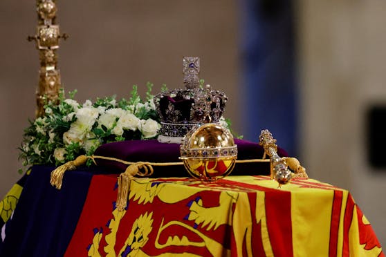 Der Sarg von Königin Elizabeth II., drapiert mit einer königlichen Standarte und geschmückt mit der kaiserlichen Staatskrone, der kaiserlichen Staatskrone und dem Reichsapfel und Zepter des Souveräns, ist in der Westminster Hall im Palace of Westminster in London am 18. September 2022 zu sehen.