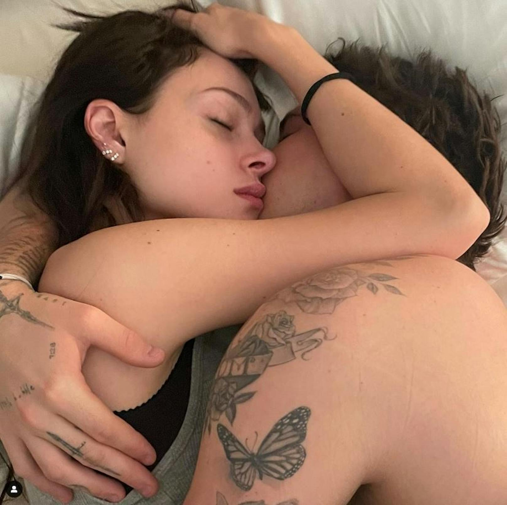 Beckham-Spross Brooklyn und seine Ehefrau Nicola zeigen auf Insta, wie sie im Bett kuscheln.