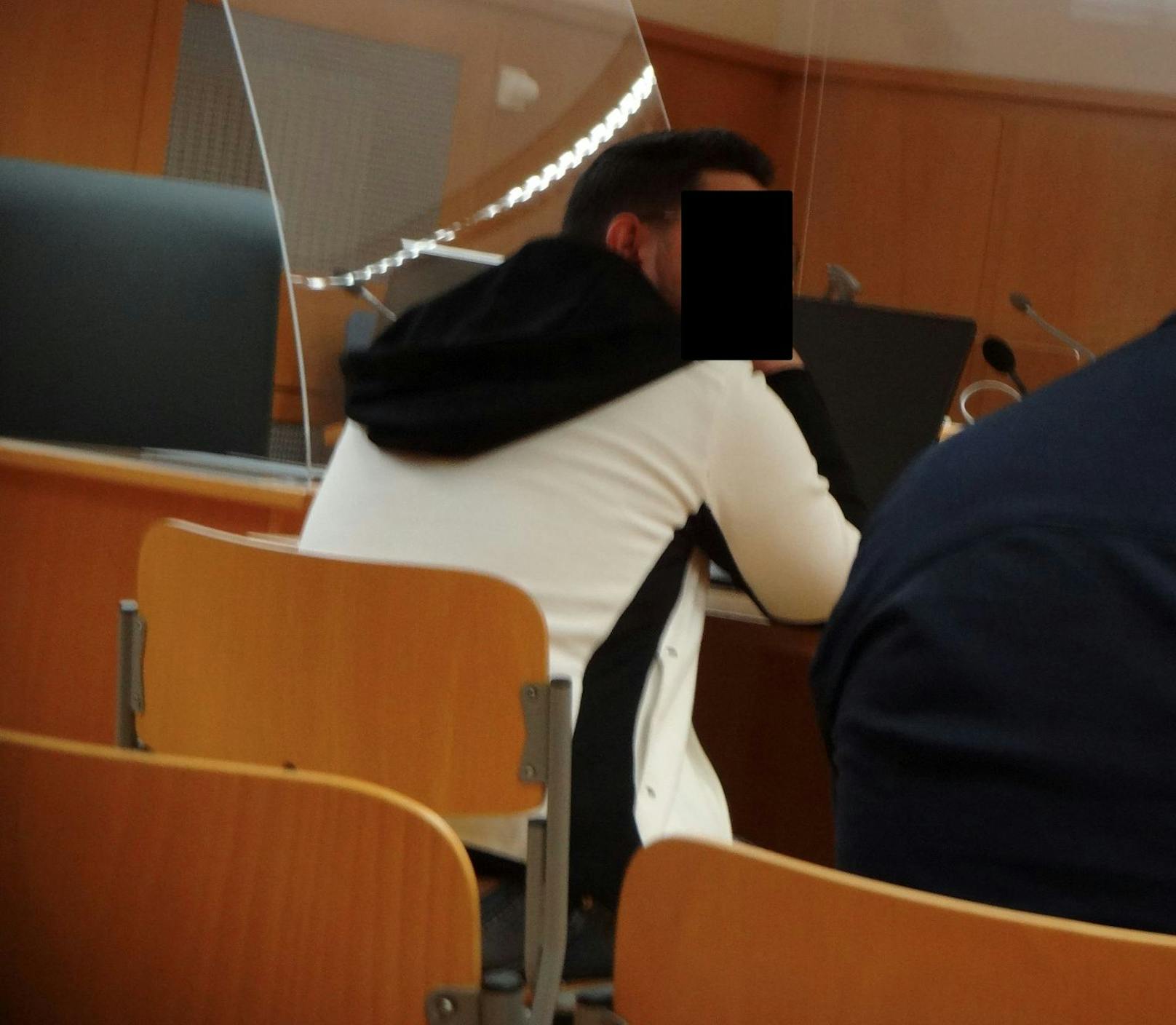 Der Angeklagte vor Gericht in Krems