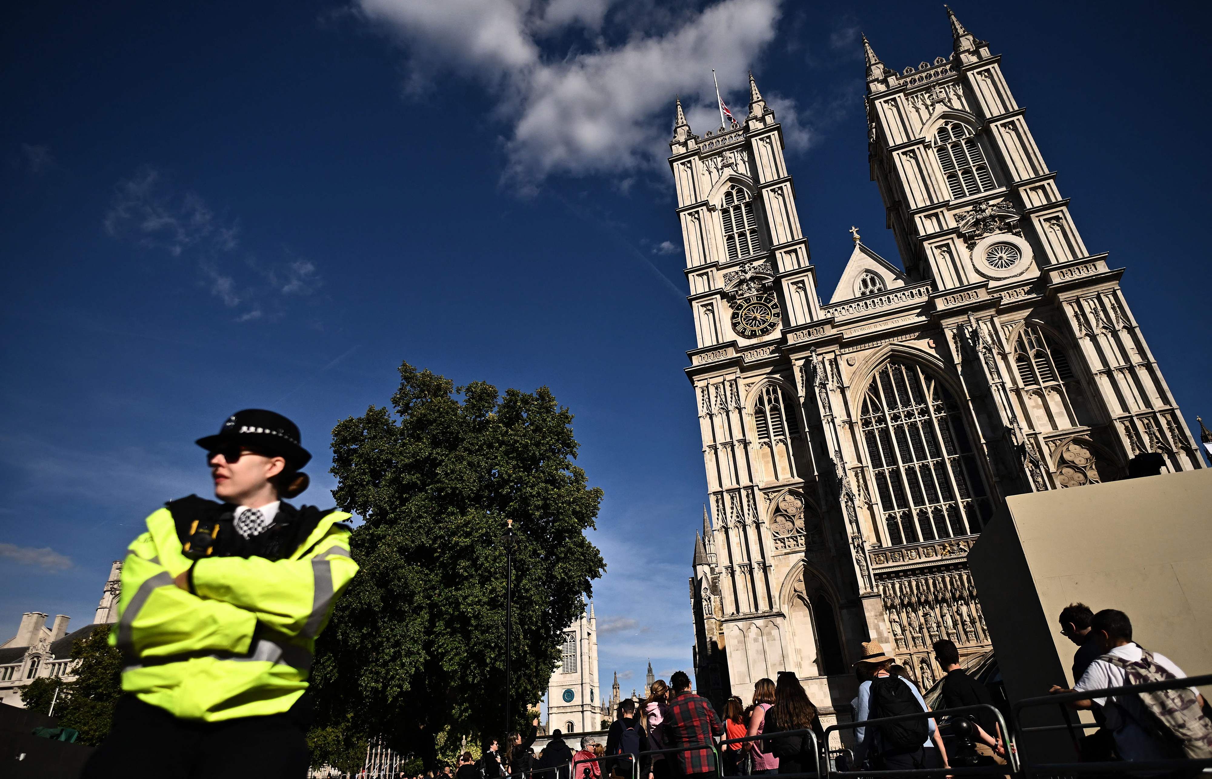 10.000 Polizisten sorgen in London bei den Trauerfeierlichkeiten für die Queen für Sicherheit.