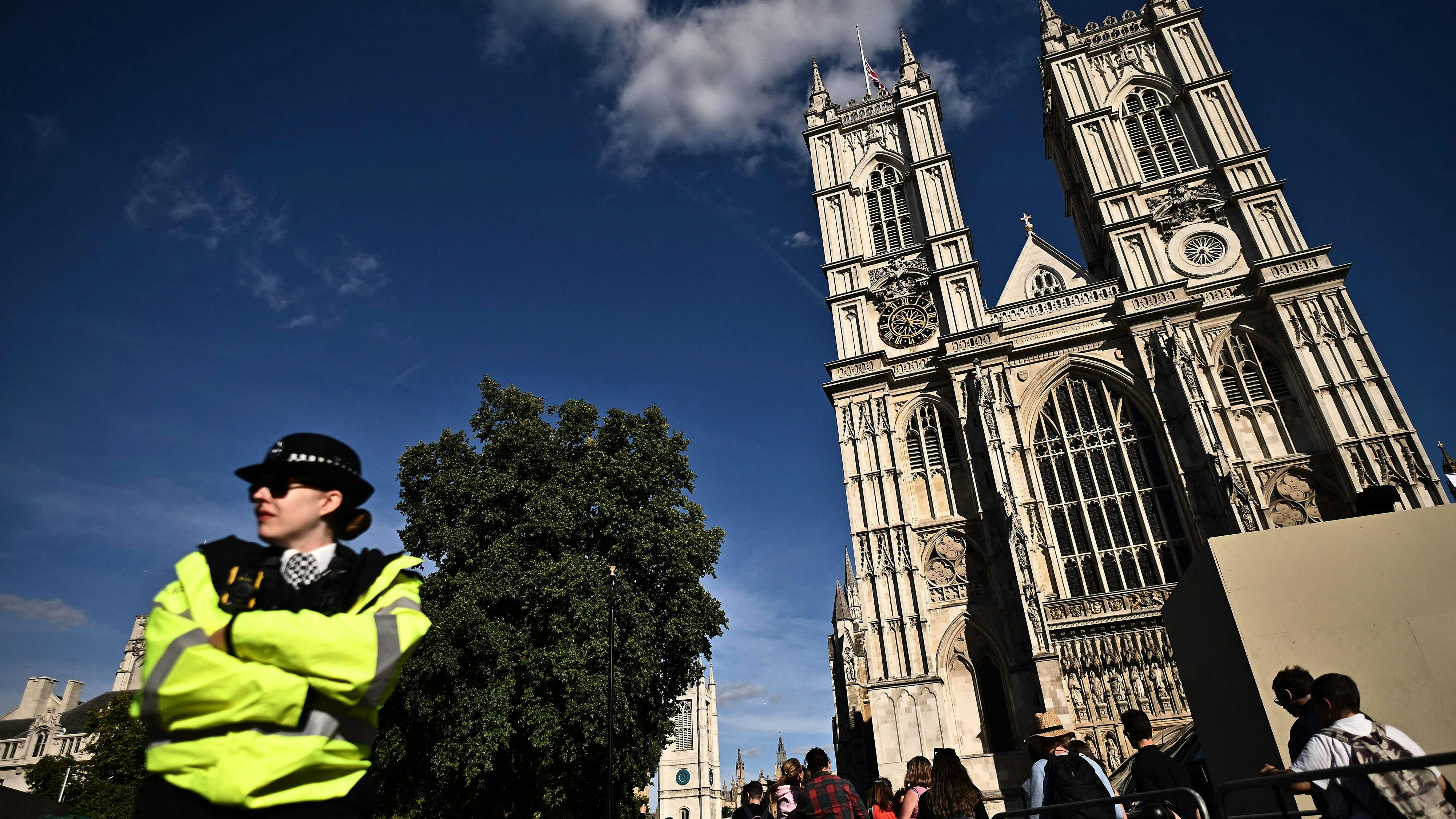 Download von www.picturedesk.com am 18.09.2022 (10:37).  Members of the public walk past Westminster Abbey, where the funeral of Queen Elizabeth II will take place, in London on September 17, 2022. - Queen Elizabeth II will lie in state in Westminster Hall inside the Palace of Westminster, until 0530 GMT on September 19, a few hours before her funeral, with huge queues expected to file past her coffin to pay their respects. (Photo by Ben Stansall / various sources / AFP) - 20220917_PD6715 - Rechteinfo: Rights Managed (RM) Nur für redaktionelle Nutzung! Werbliche Nutzung erfordert Freigabe: bitte schicken Sie uns eine Anfrage.