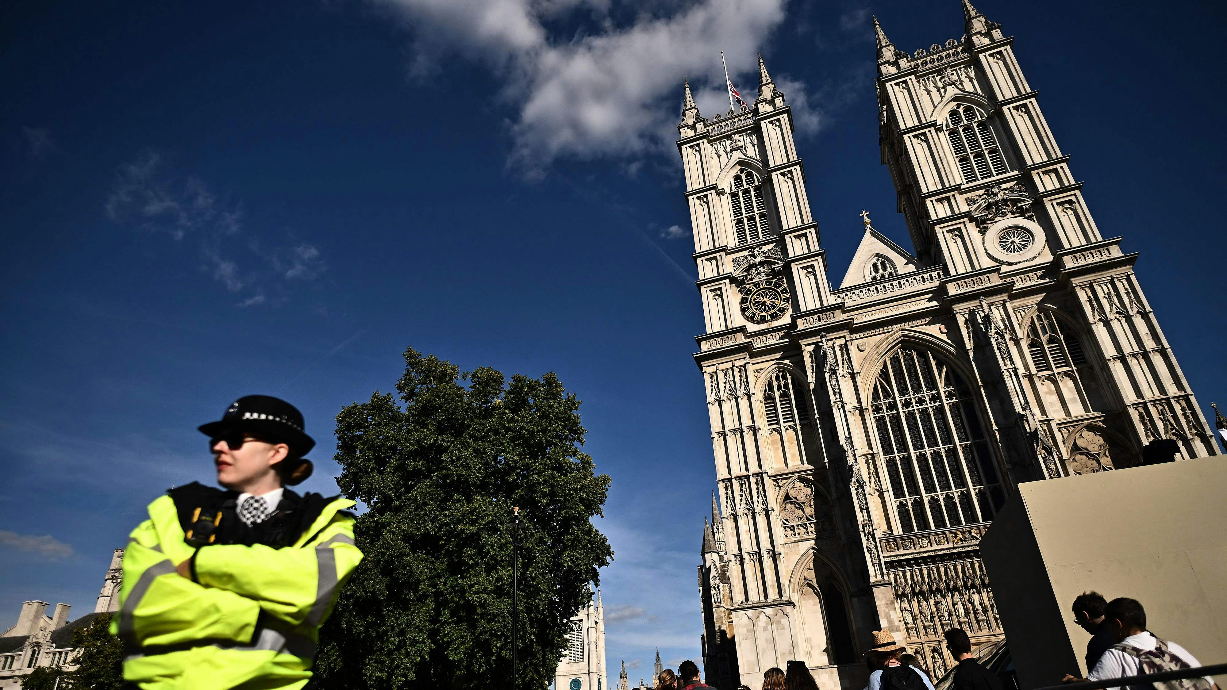 Download von www.picturedesk.com am 18.09.2022 (10:37).  Members of the public walk past Westminster Abbey, where the funeral of Queen Elizabeth II will take place, in London on September 17, 2022. - Queen Elizabeth II will lie in state in Westminster Hall inside the Palace of Westminster, until 0530 GMT on September 19, a few hours before her funeral, with huge queues expected to file past her coffin to pay their respects. (Photo by Ben Stansall / various sources / AFP) - 20220917_PD6715 - Rechteinfo: Rights Managed (RM) Nur für redaktionelle Nutzung! Werbliche Nutzung erfordert Freigabe: bitte schicken Sie uns eine Anfrage.