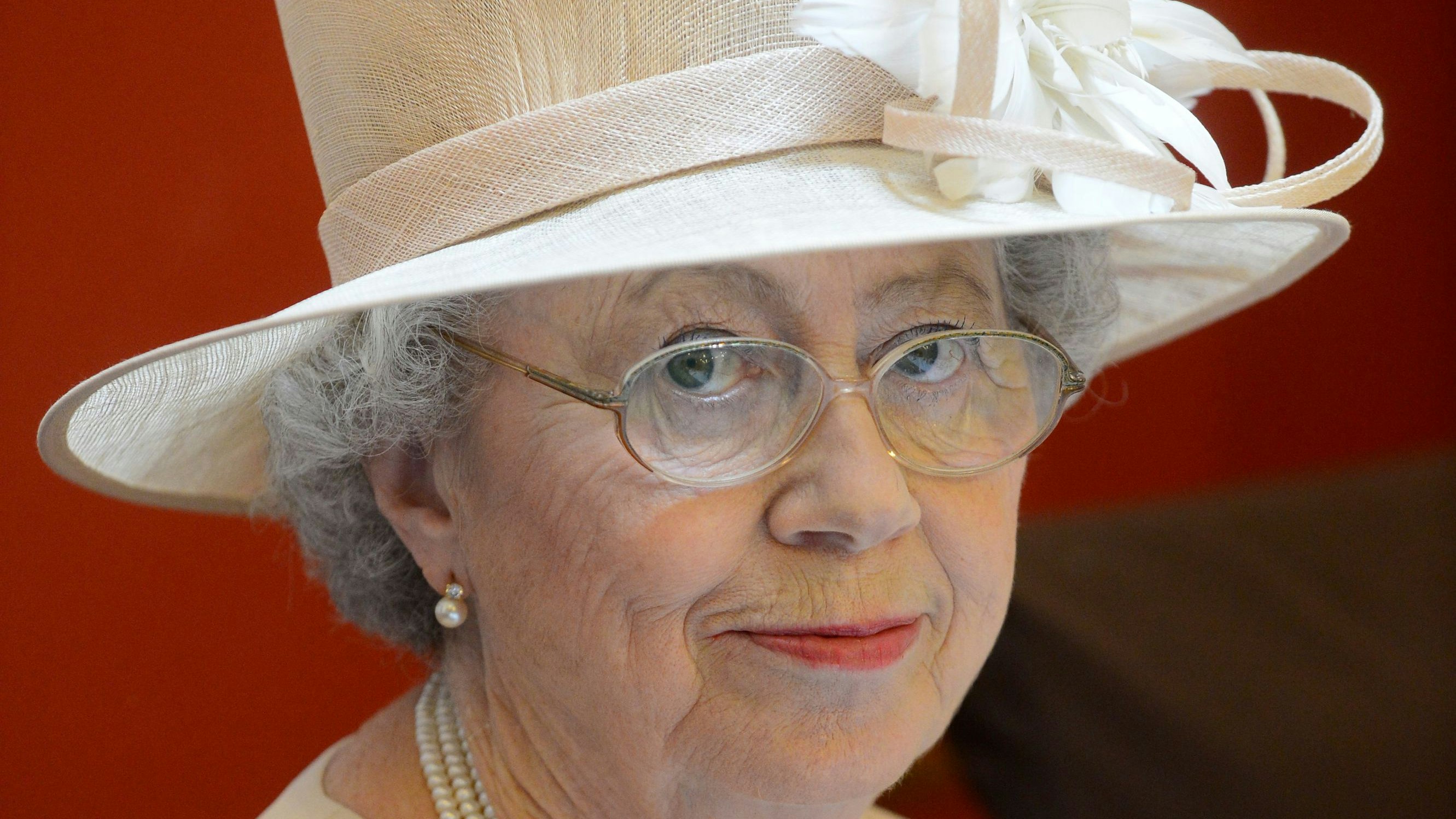 Download von www.picturedesk.com am 12.09.2022 (17:05).  Mary Reynolds, double of queen Elizabeth II, is seen during a press conference prior to the final of Man of the Year competition in Prague, Czech Republic, August 22, 2013. (CTK Photo/Roman Vondrous) - 20130822_PD3070 - Rechteinfo: Rights Managed (RM)
