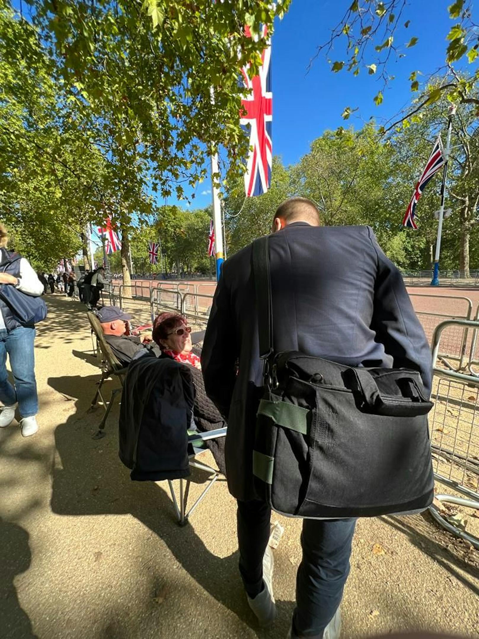 Die Londoner campieren schon seit Samstag vor dem Buckingham Palace