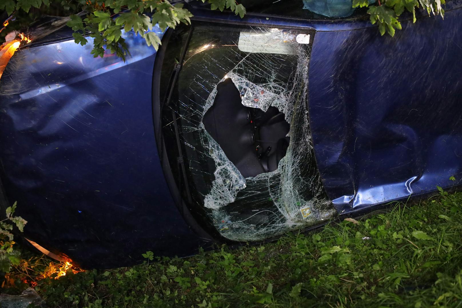 Ein schwer alkoholisierter Autolenker hat sich in der Nacht auf Sonntag in Bad Wimsbach-Neydharting eine Verfolgungsjagd mit der Polizei geliefert und verlor dabei die Kontrolle über sein Auto.