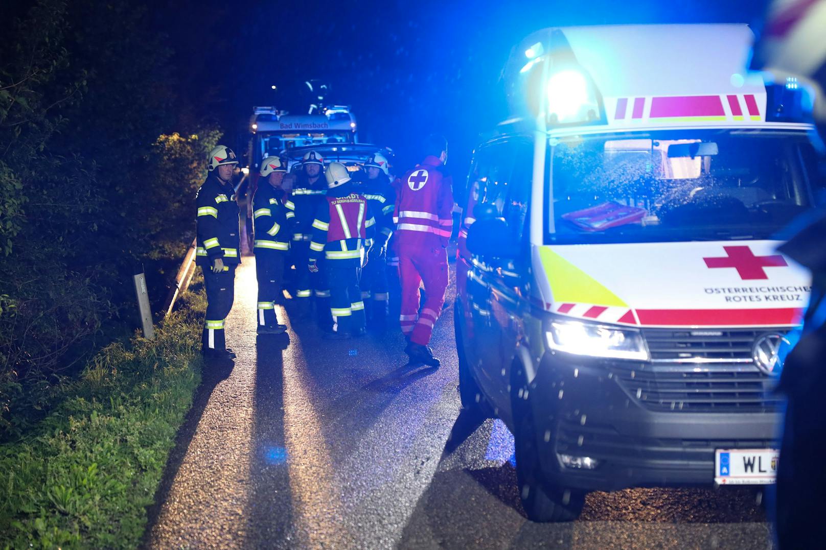 Ein schwer alkoholisierter Autolenker hat sich in der Nacht auf Sonntag in Bad Wimsbach-Neydharting eine Verfolgungsjagd mit der Polizei geliefert und verlor dabei die Kontrolle über sein Auto.