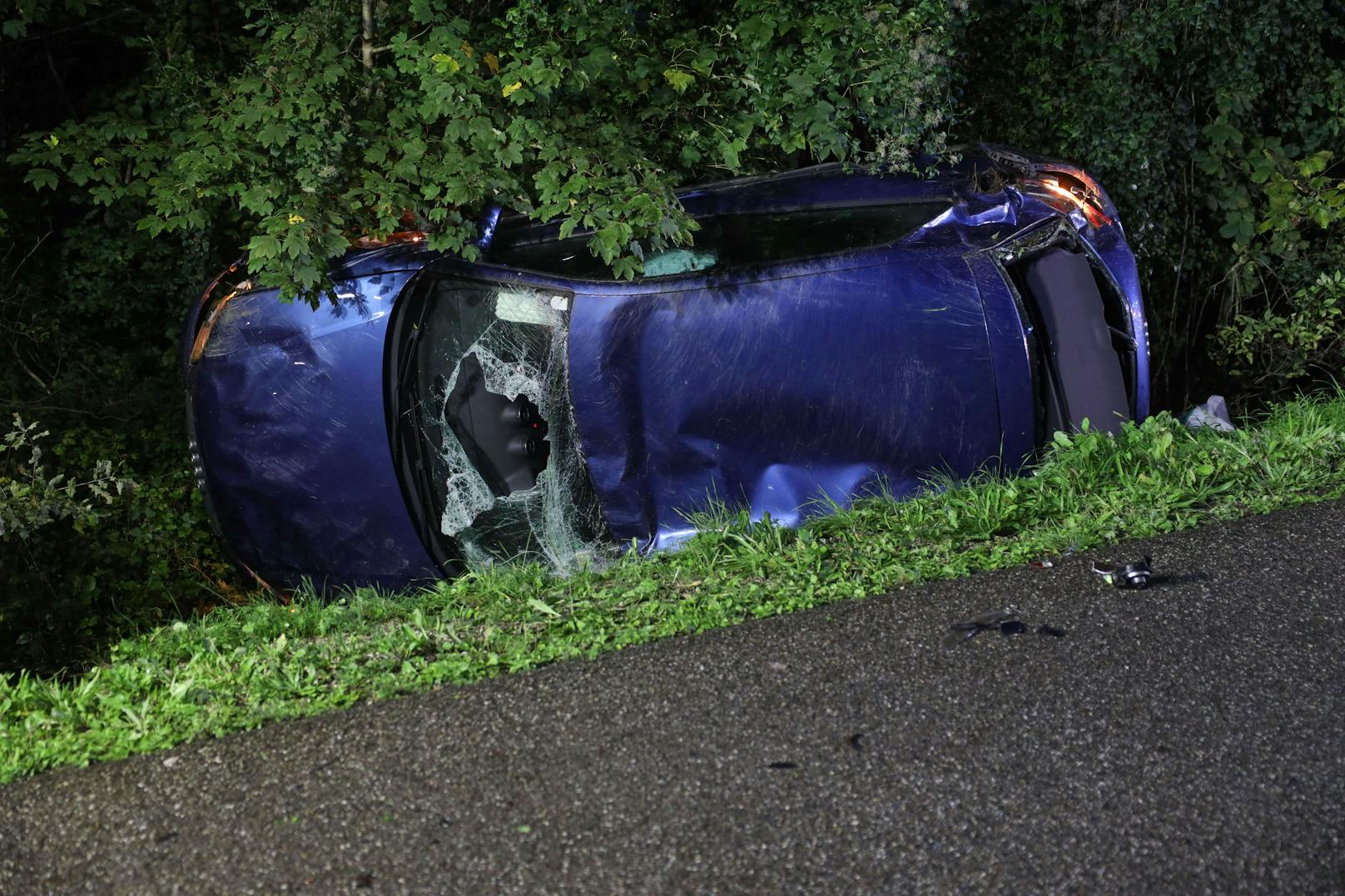 Ein schwer alkoholisierter Autolenker hat sich in der Nacht auf Sonntag in Bad Wimsbach-Neydharting eine Verfolgungsjagd mit der Polizei geliefert und verlor dabei die Kontrolle über sein Auto.