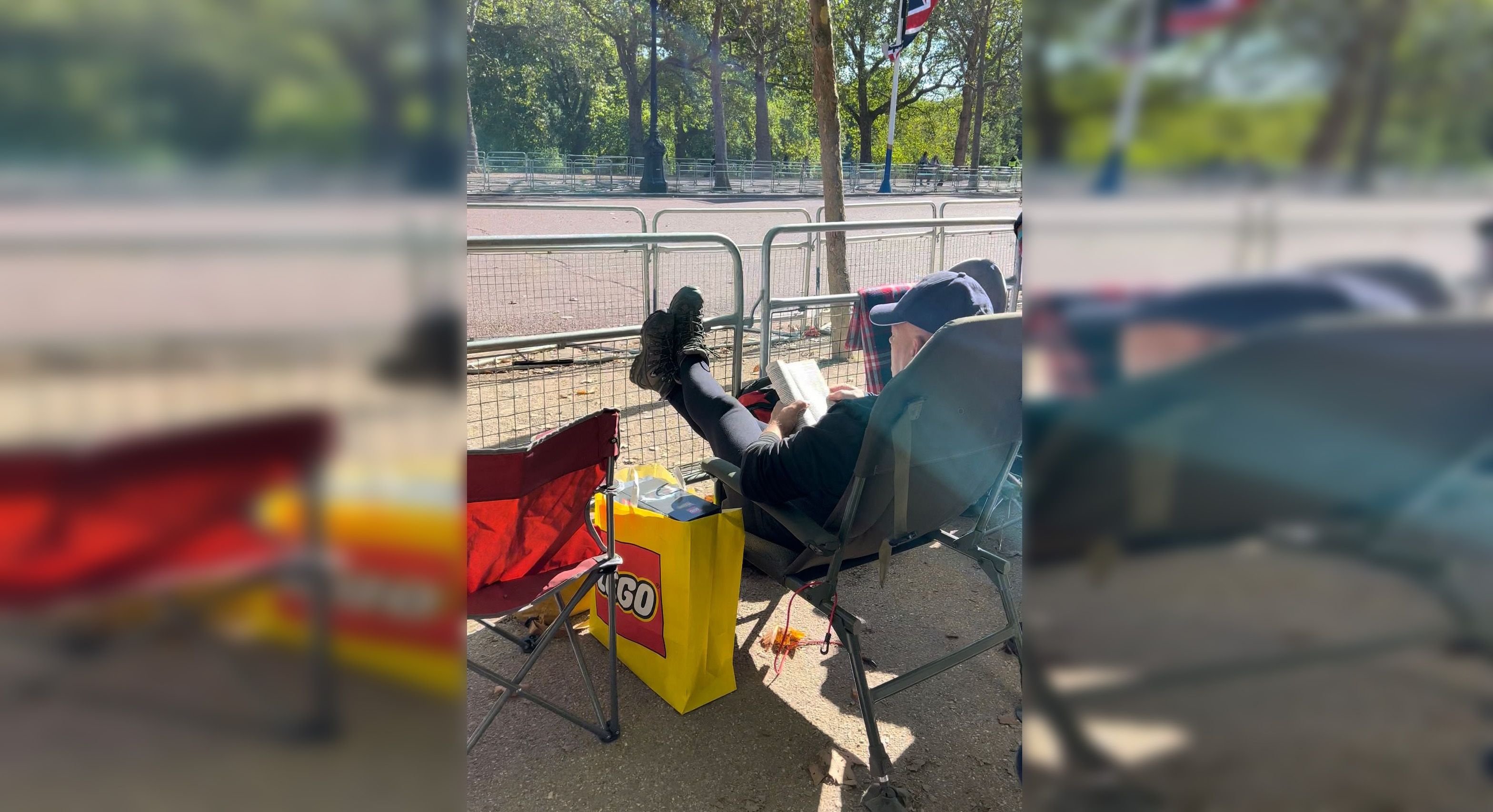 Dieser Mann wartet 48 Stunden lang auf die Queen – in einem Campingstuhl