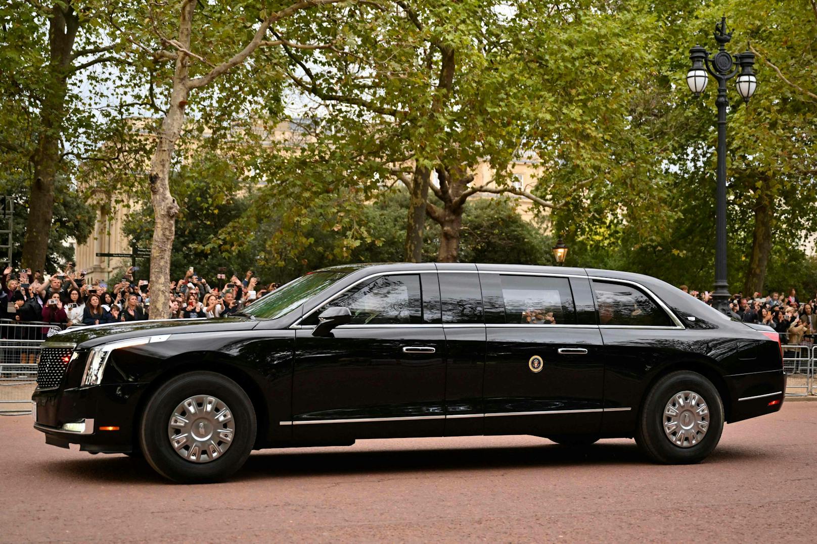 US-Präsident Joe Biden sitzt in seinem Auto "The Beast", als es am Sonntag den 18. September vor dem Staatsbegräbnis von Königin Elizabeth II. am Buckingham Palace vorbeifährt.