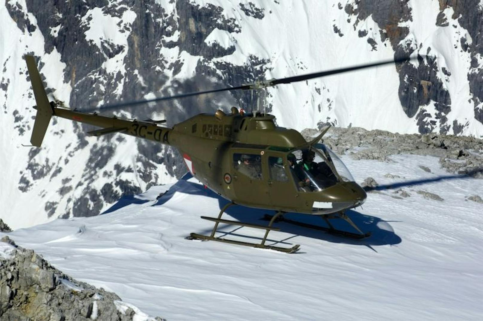 Ebenfalls leicht und wendig ist der Bell OH-58 "Kiowa", ein bewaffneter Verbindungshubschrauber.