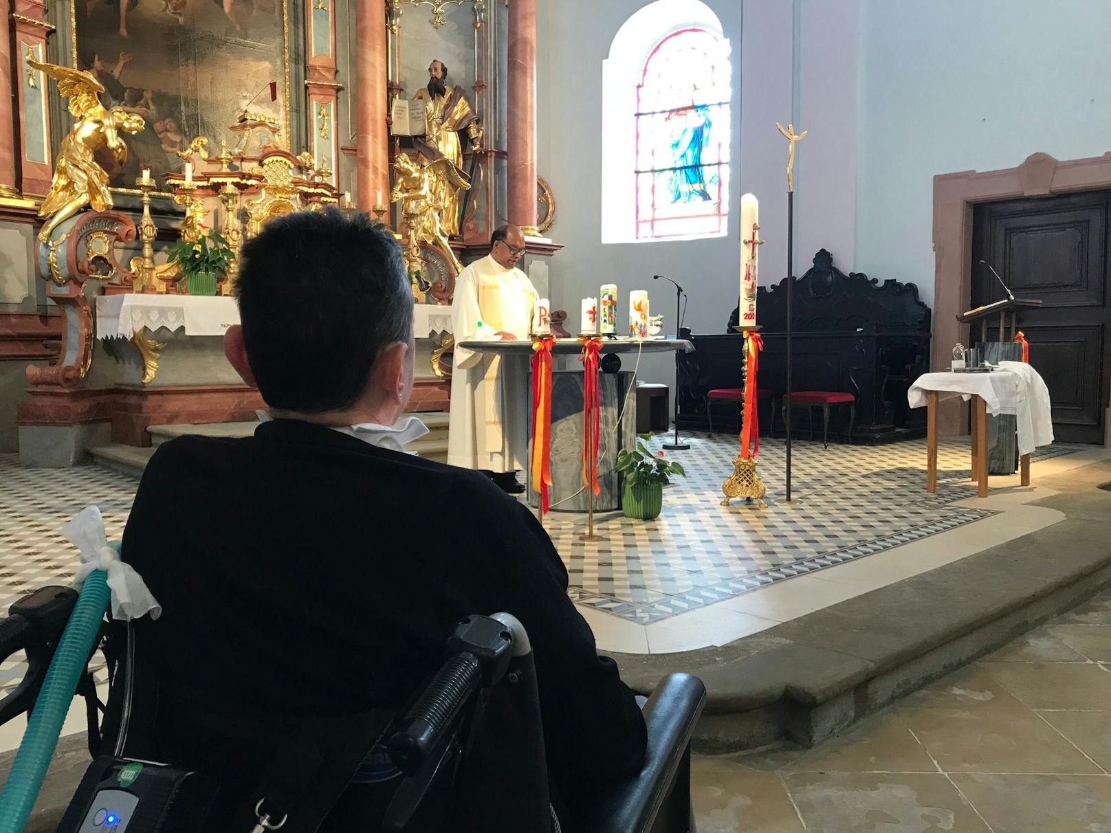 Gabriele saß mit ihrem Rollstuhl bei der Taufe in der ersten Reihe.
